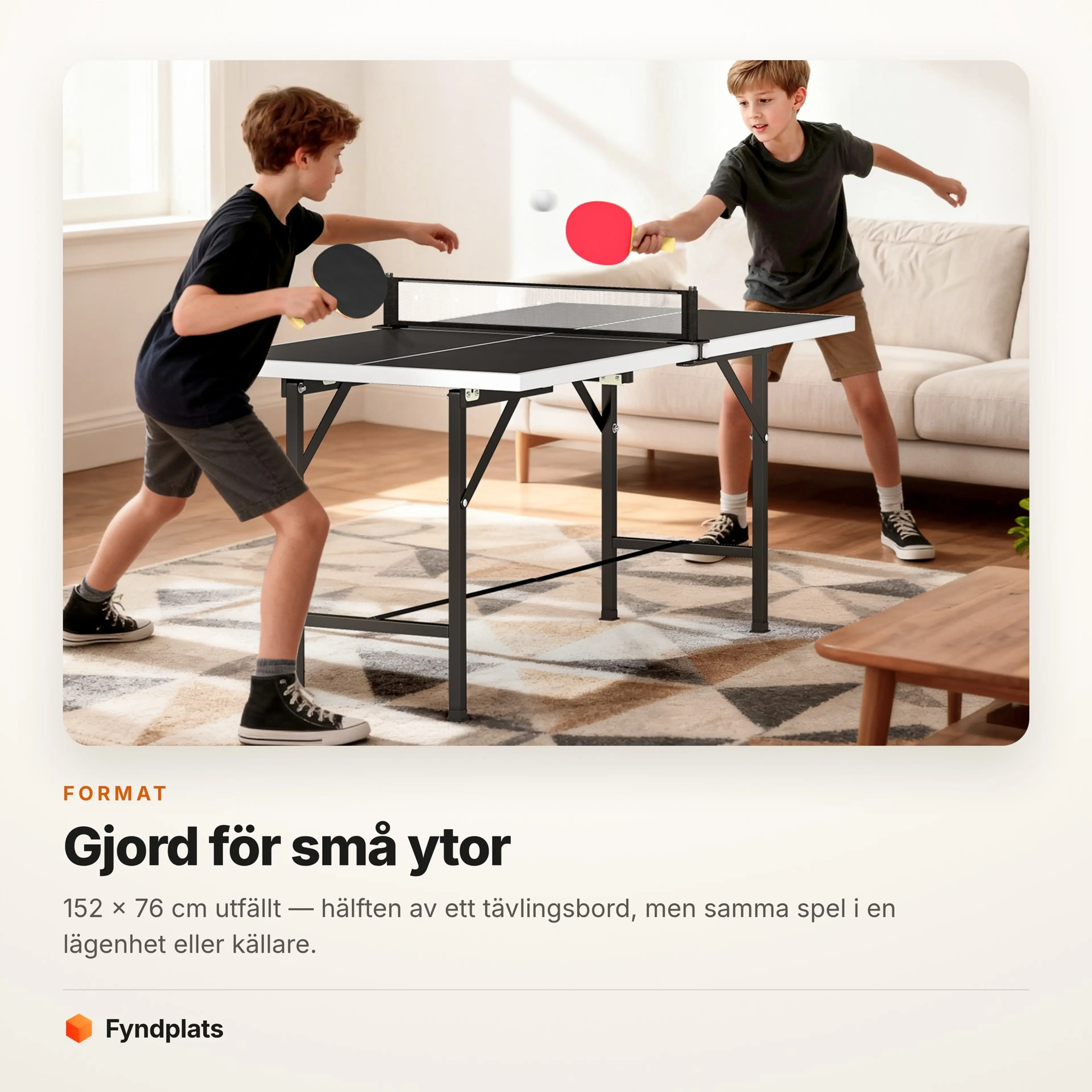 Två barn spelar pingis på det uppfällda bordet inne i ett vardagsrum