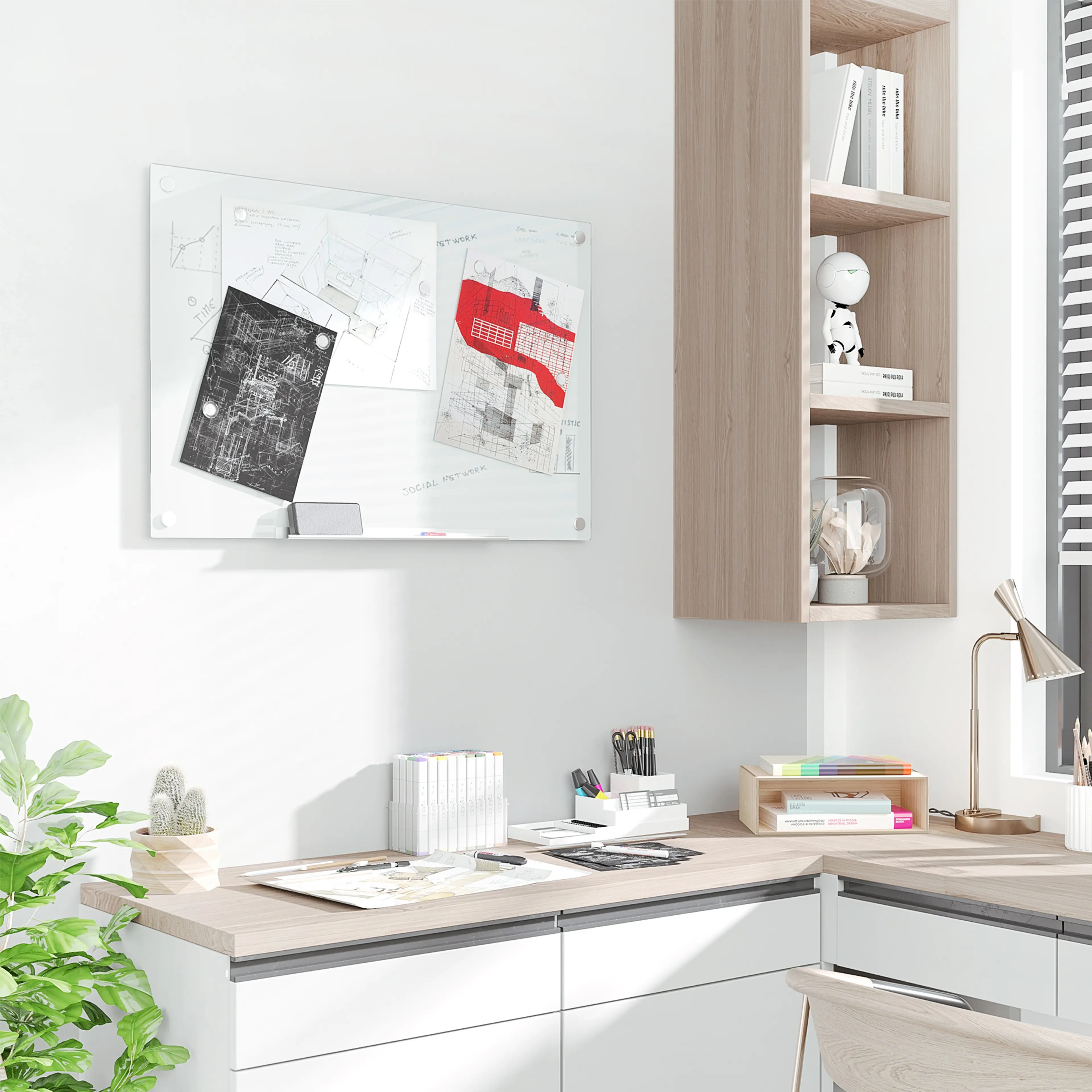 Whiteboarden på väggen ovanför ett skrivbord i ett arbetsrum