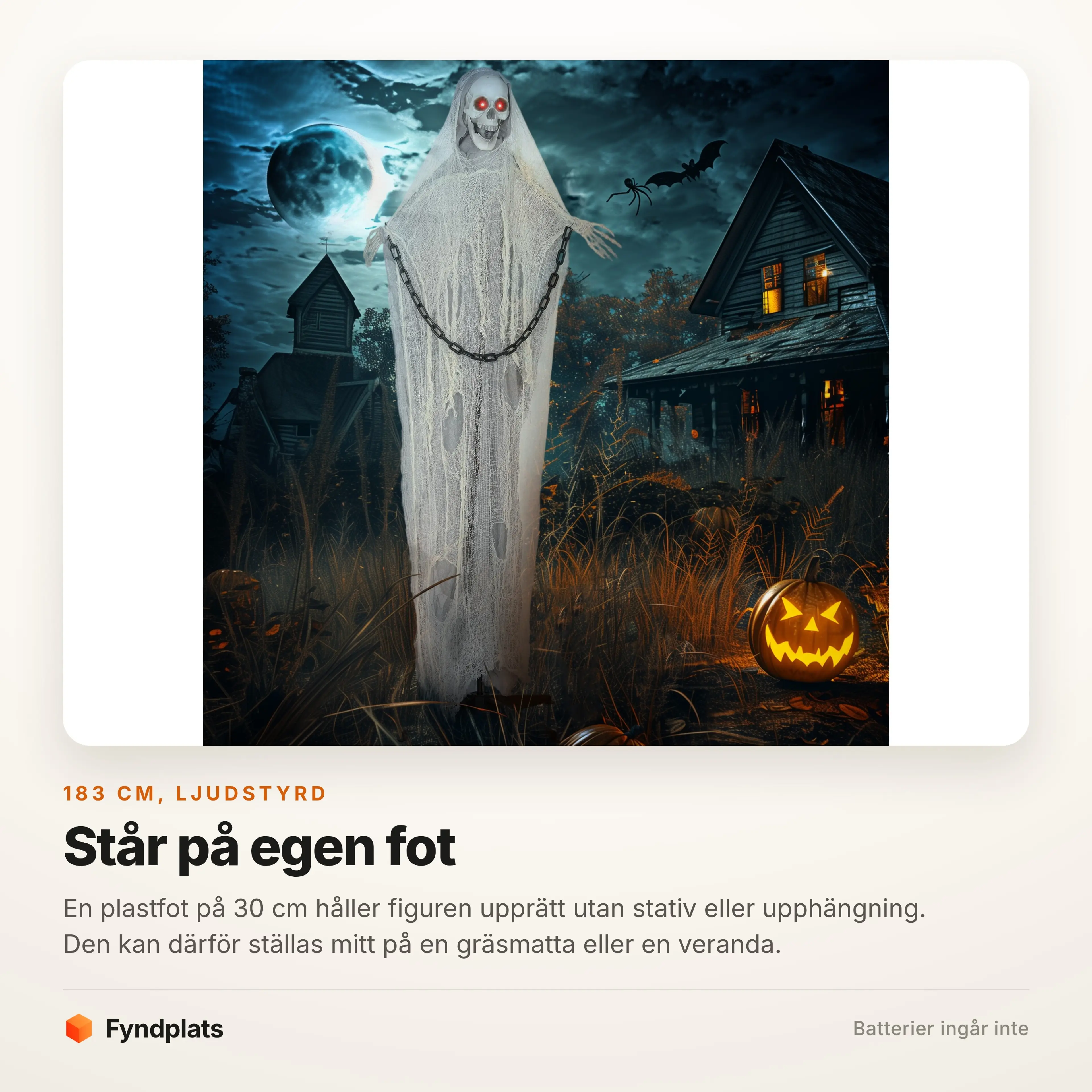 Figuren står tänd med pumpor runt om
