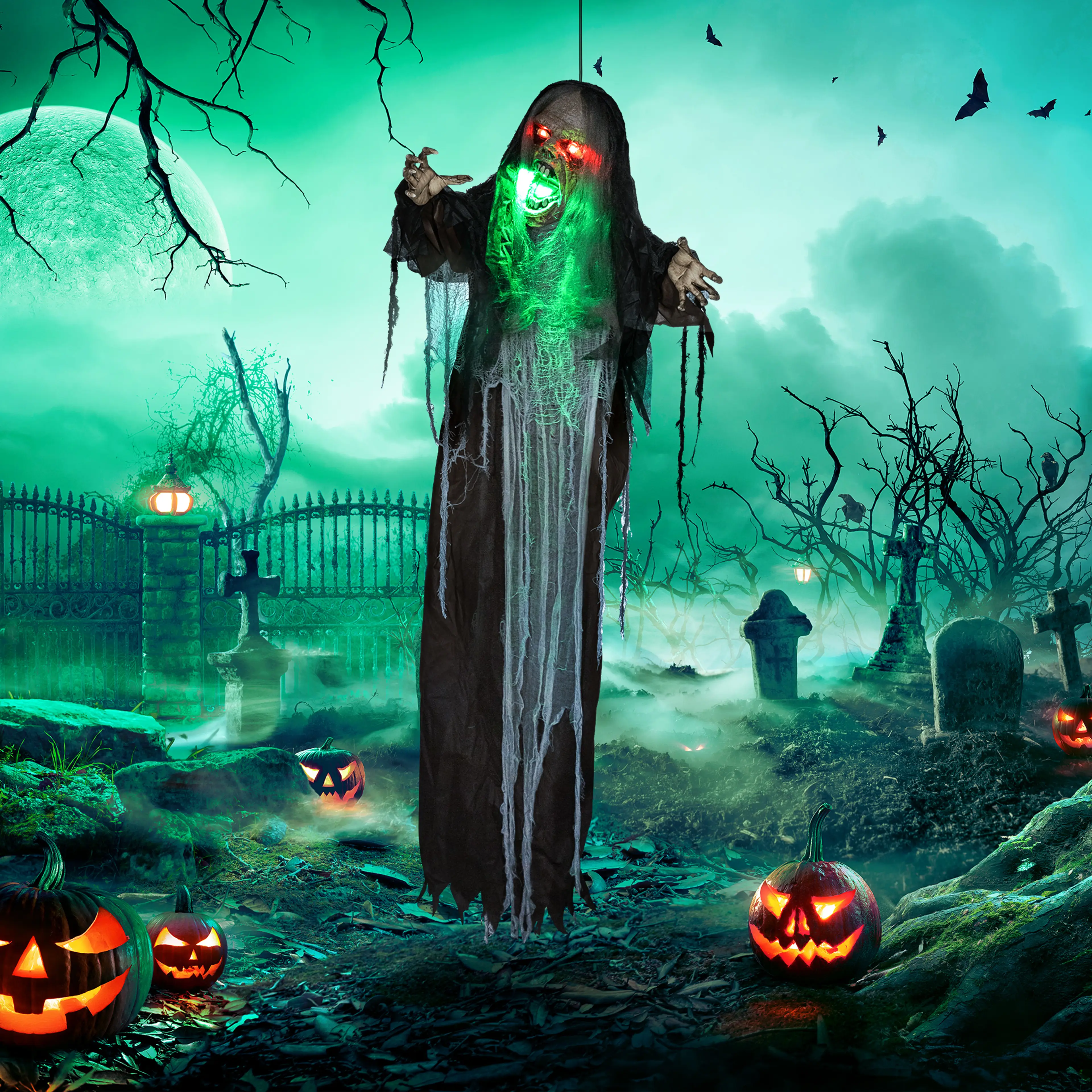 Halloweenfiguren hänger på en kyrkogård med pumpor och fladdermöss
