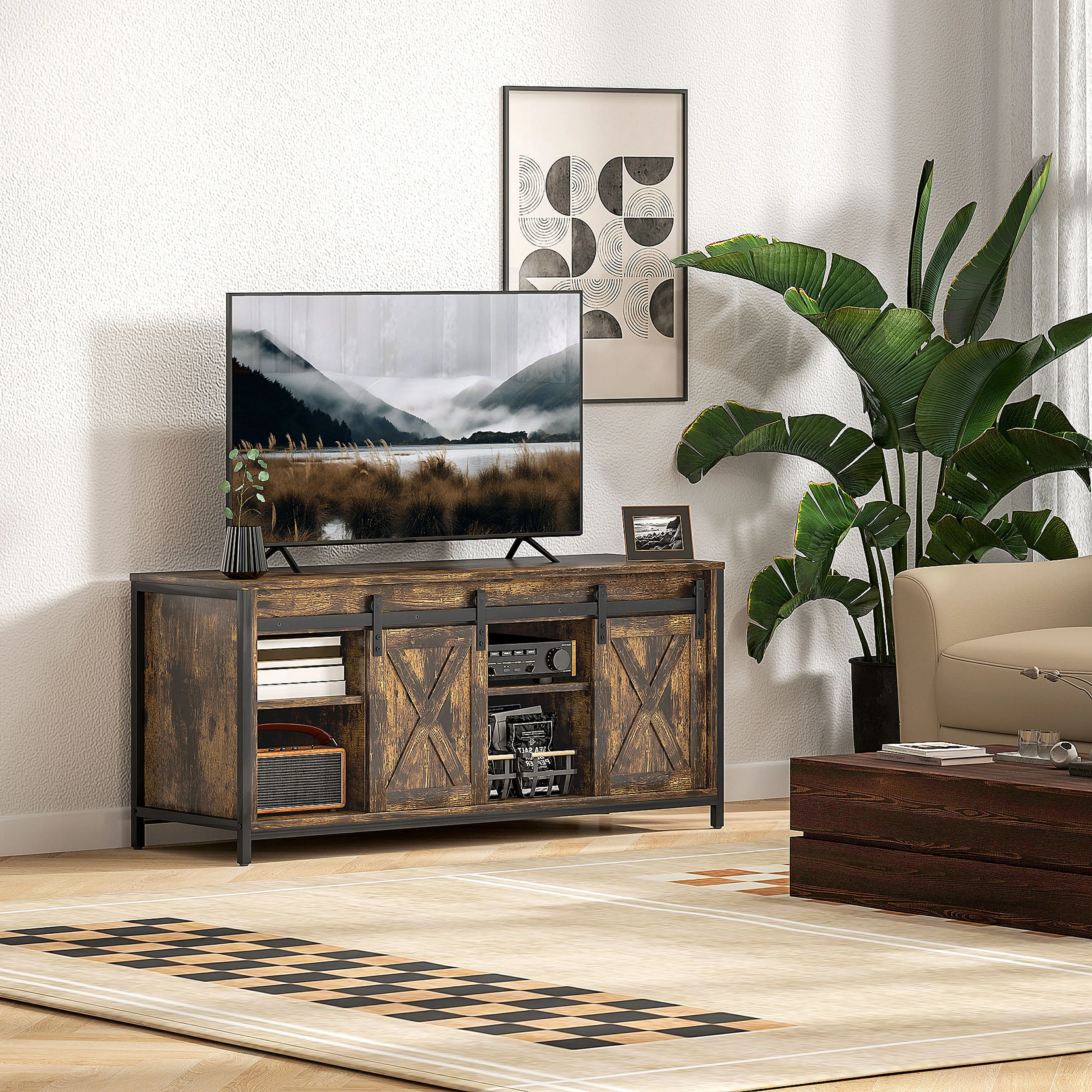 Tv-bänken i ett vardagsrum med tv, böcker och en högtalare i facken