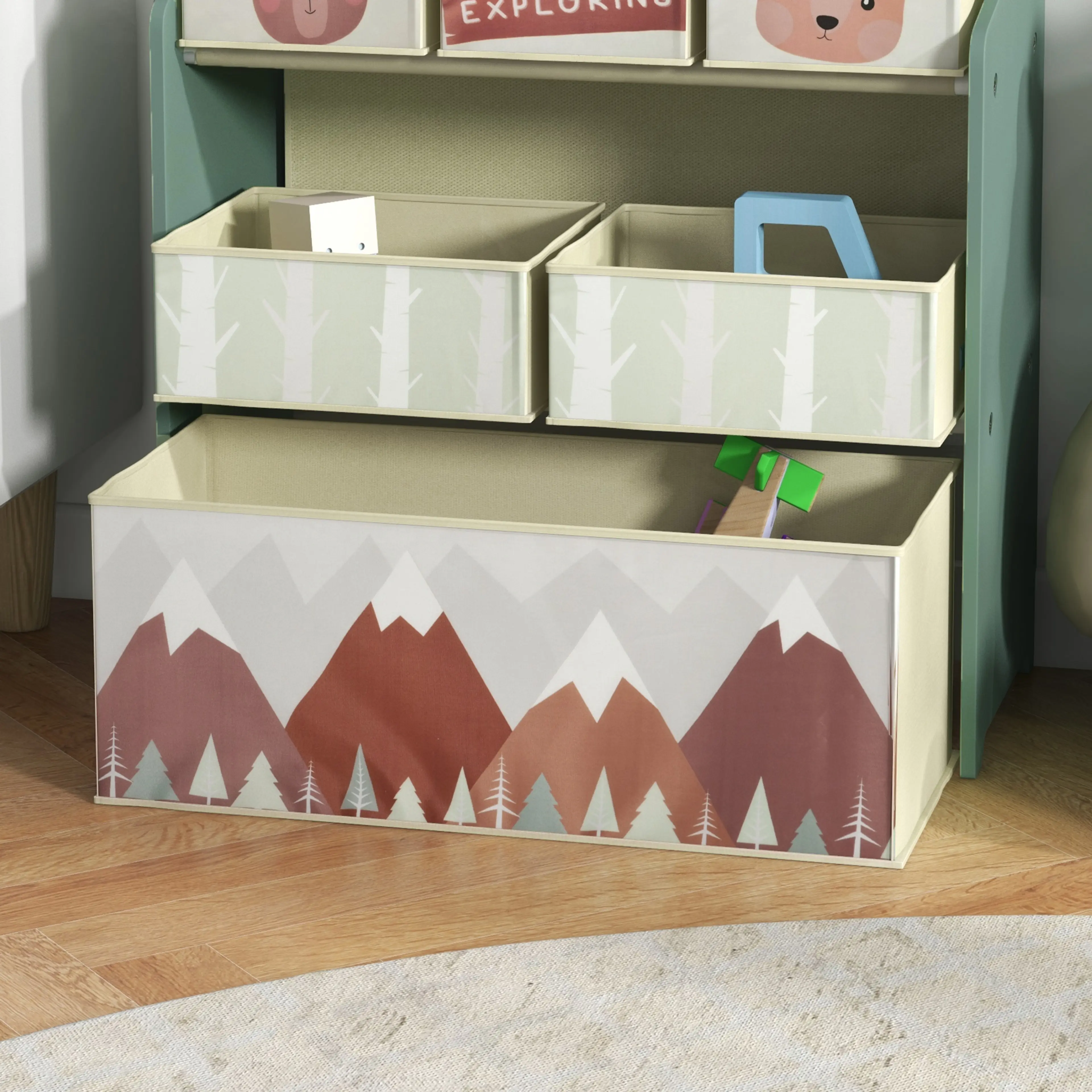 Närbild på den stora boxen med bergsmotiv