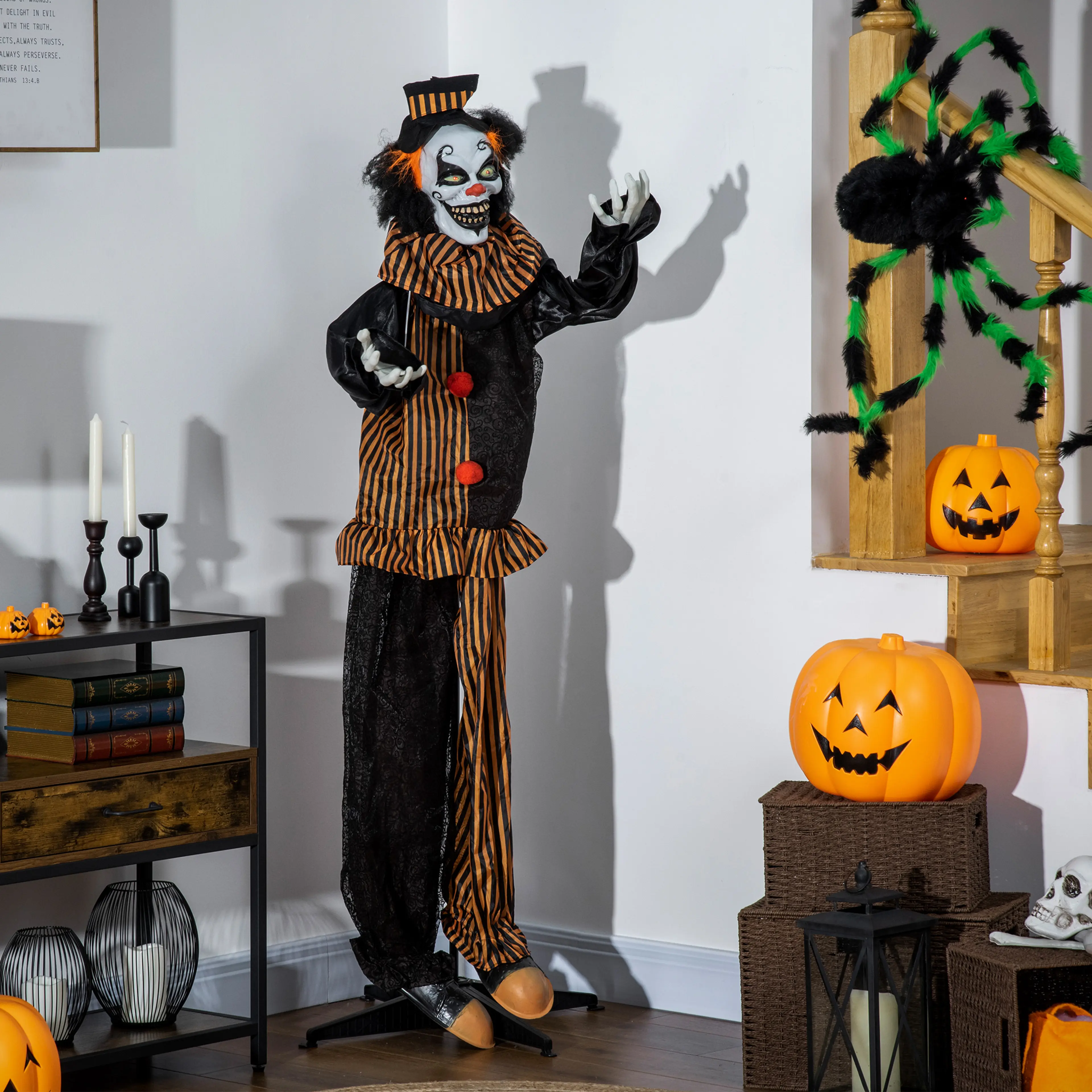 Clownen i en hall med pumpor och en stor spindel