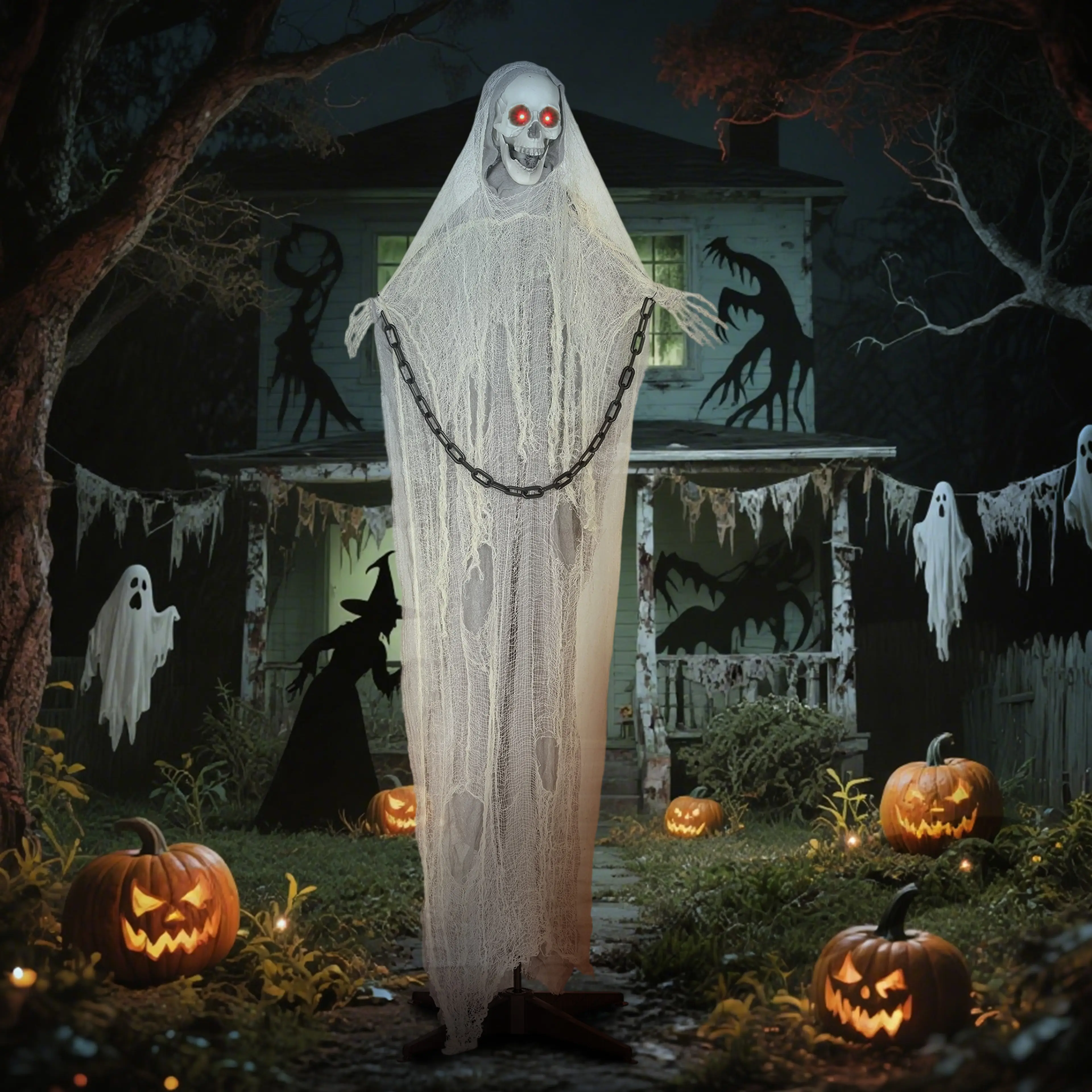 Figuren står på en veranda med halloweenpynt