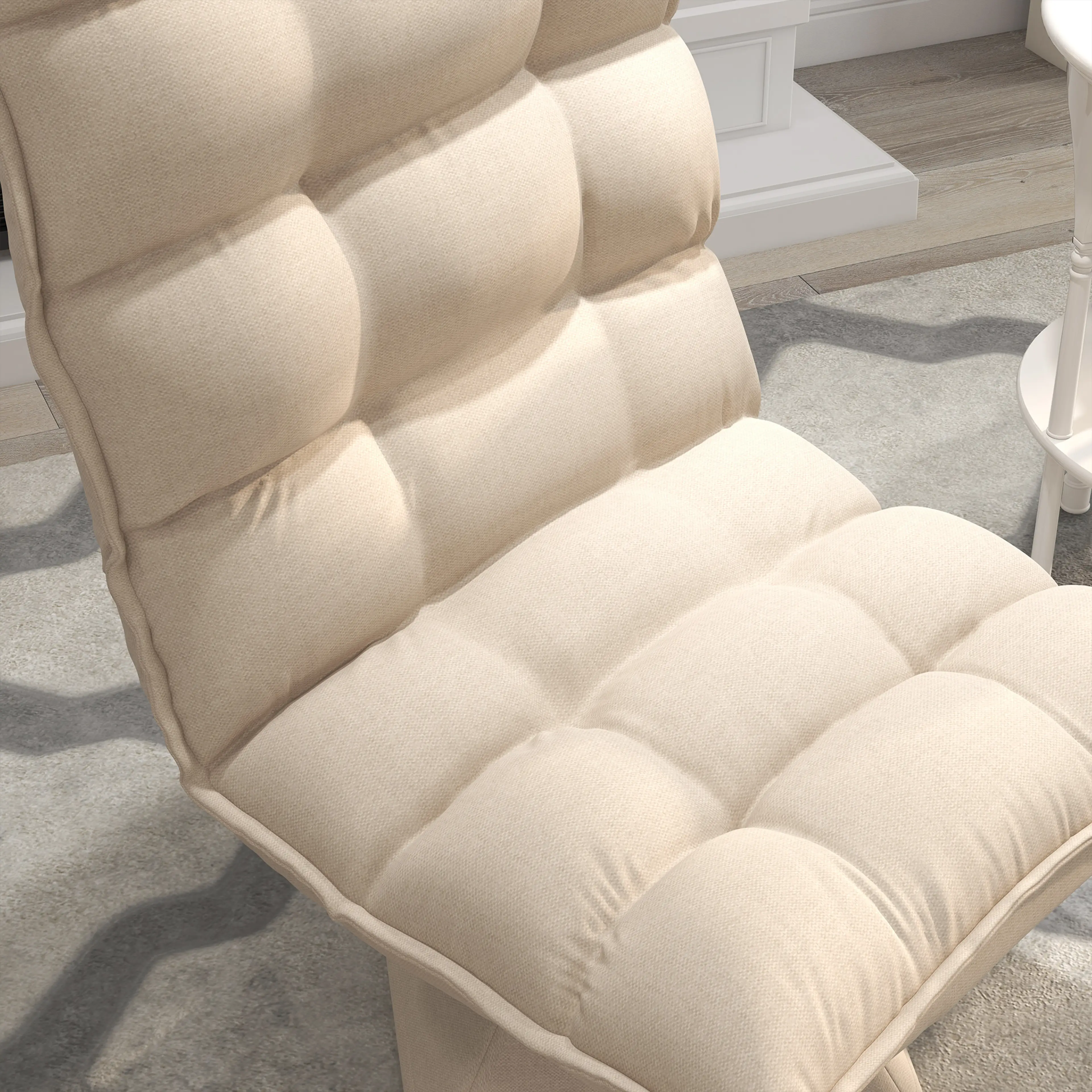 Golvfåtölj i beige linnelook, närbild på den rutstickade klädseln