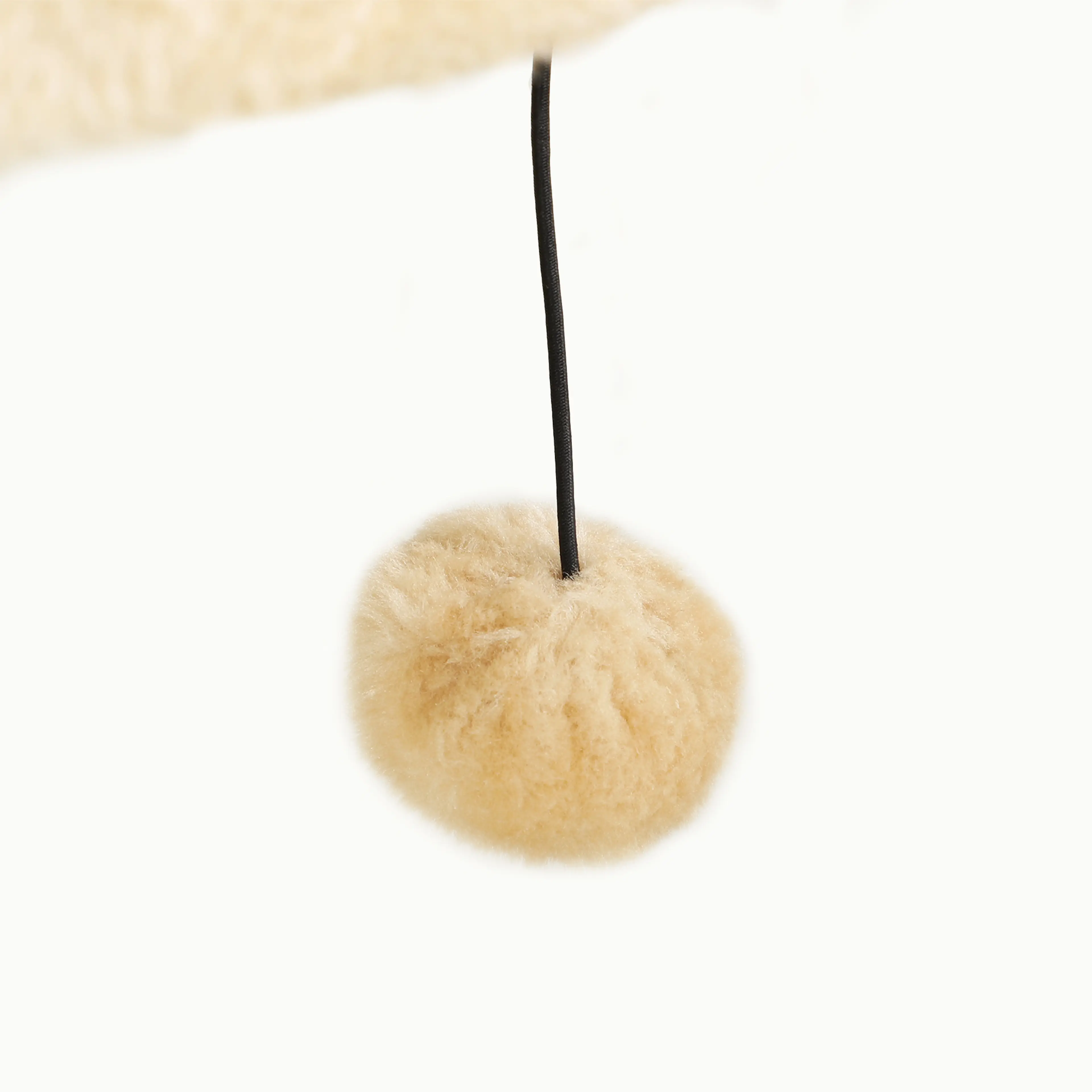 Närbild på bollen i plysch som hänger under kattkojan