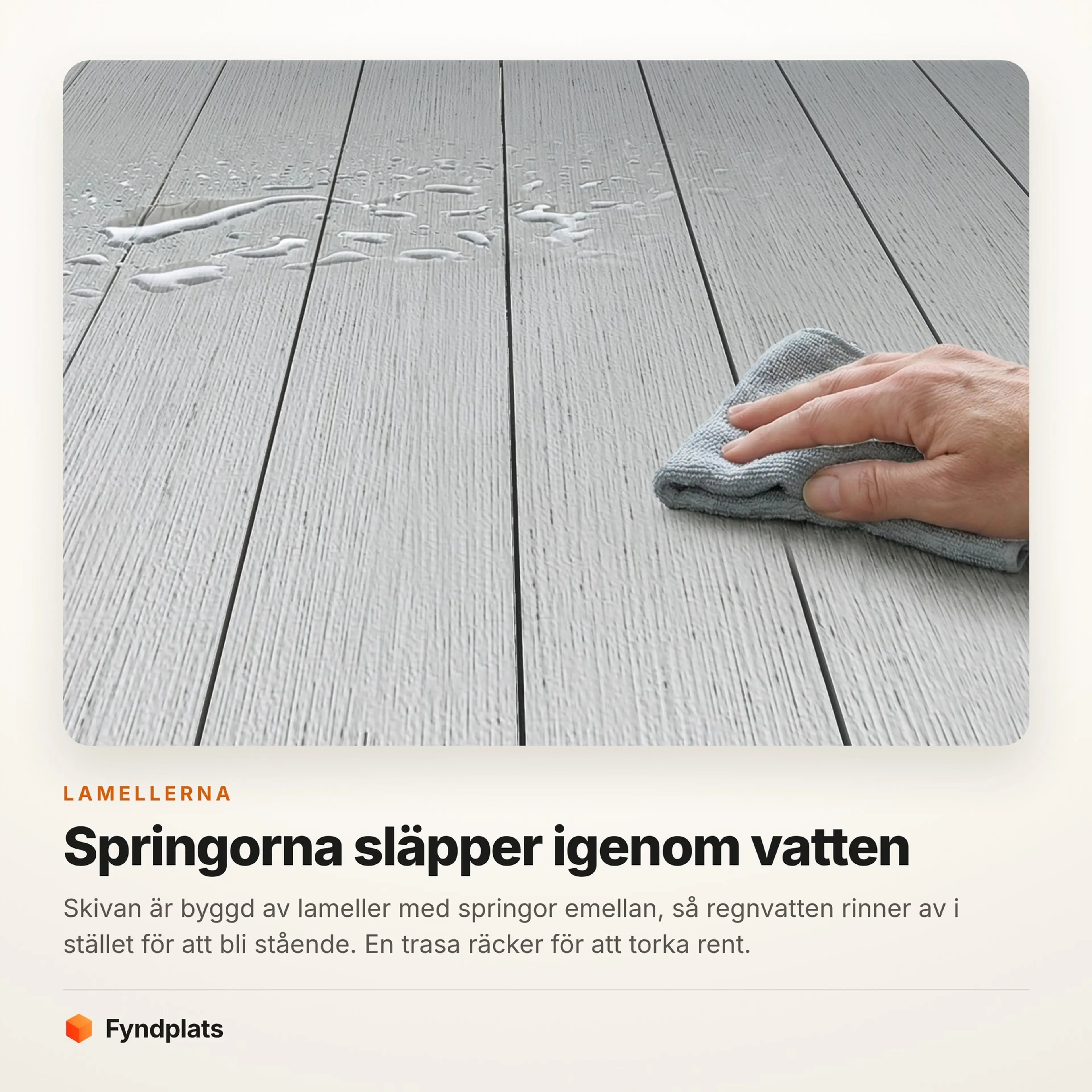 Vatten som rinner mellan lamellerna medan skivan torkas med en trasa.