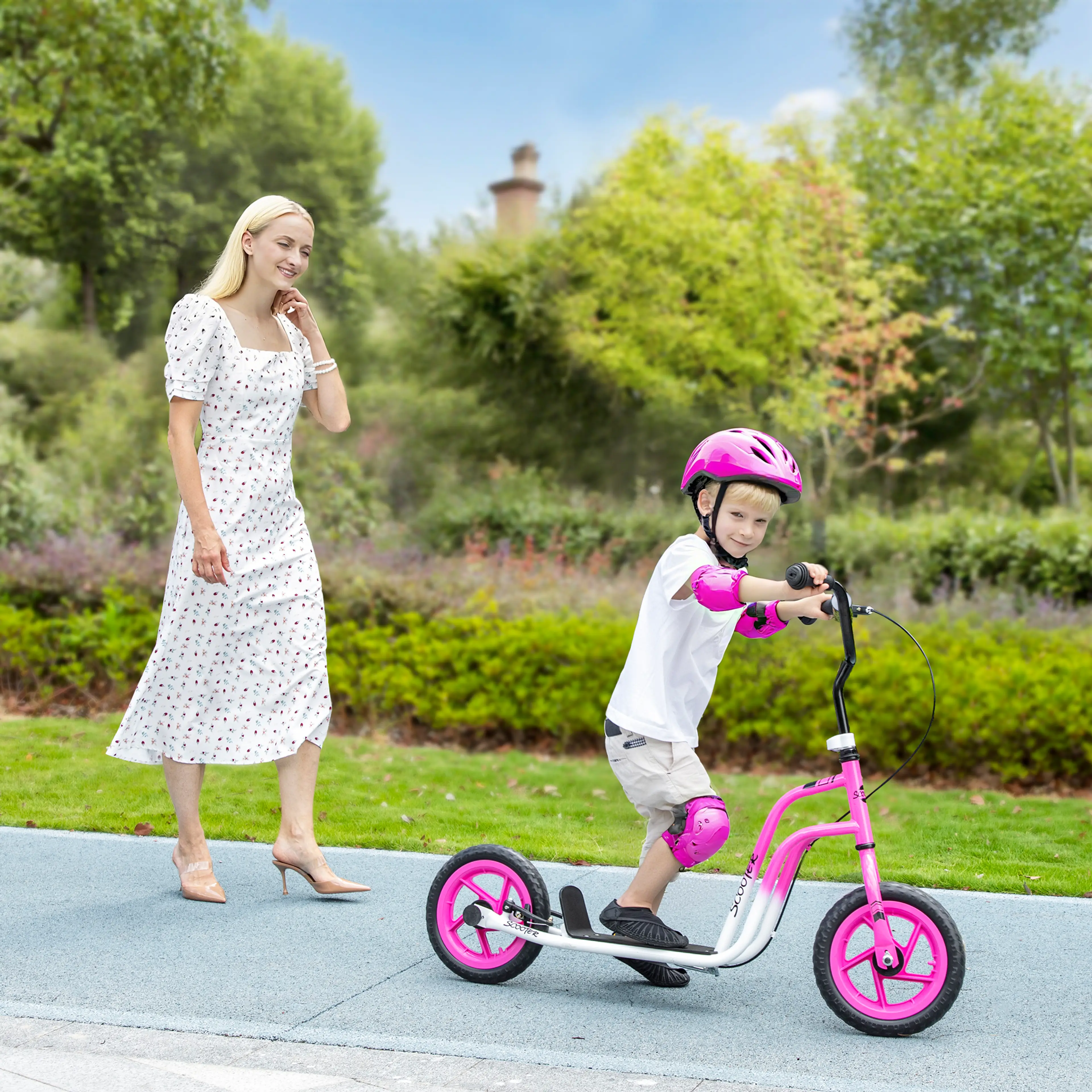 Vuxen och barn på promenad med den rosa sparkcykeln