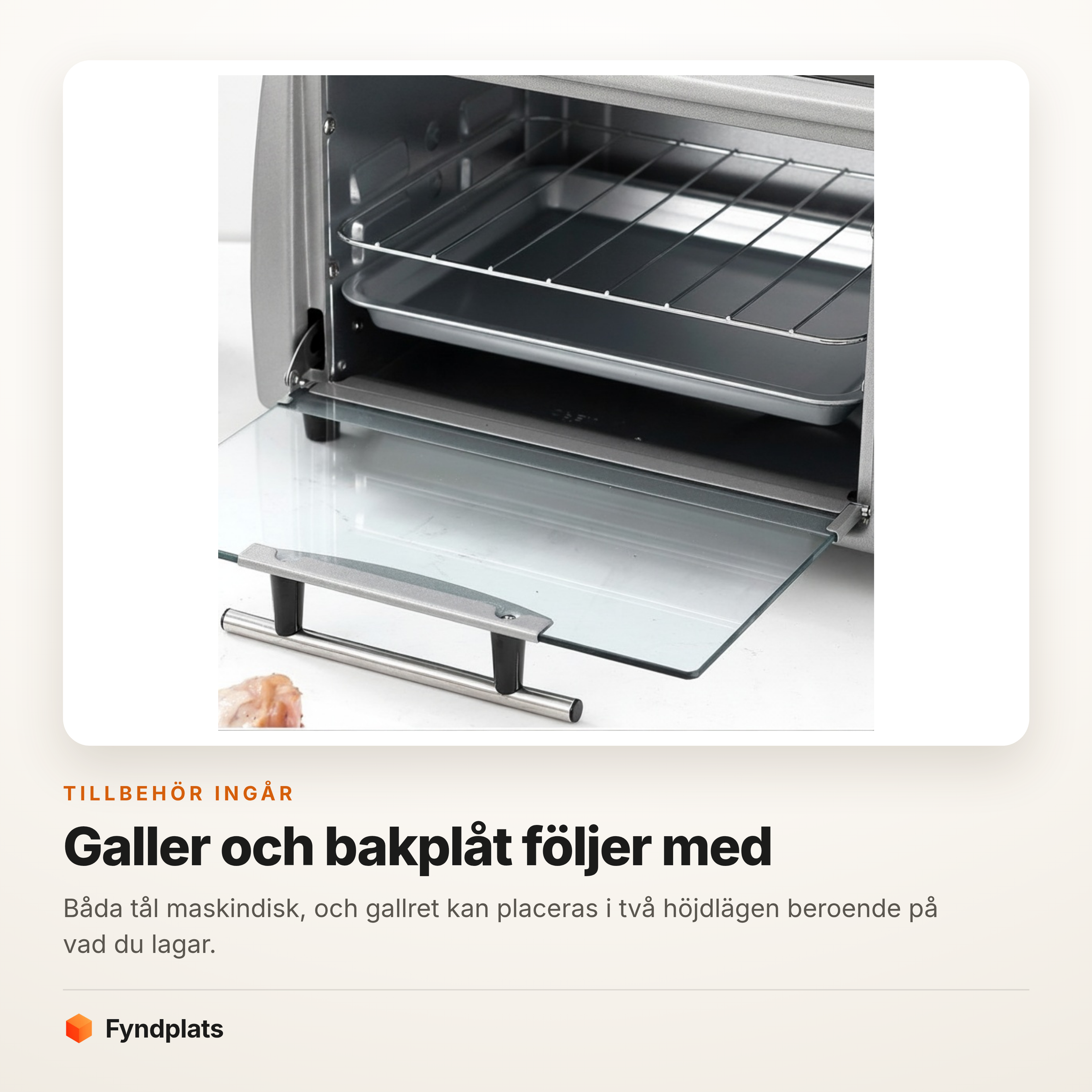 Fyndplats-kort: närbild på miniugnens ugnsutrymme med bakplåten inskjuten – galler och bakplåt följer med och tål maskindisk.