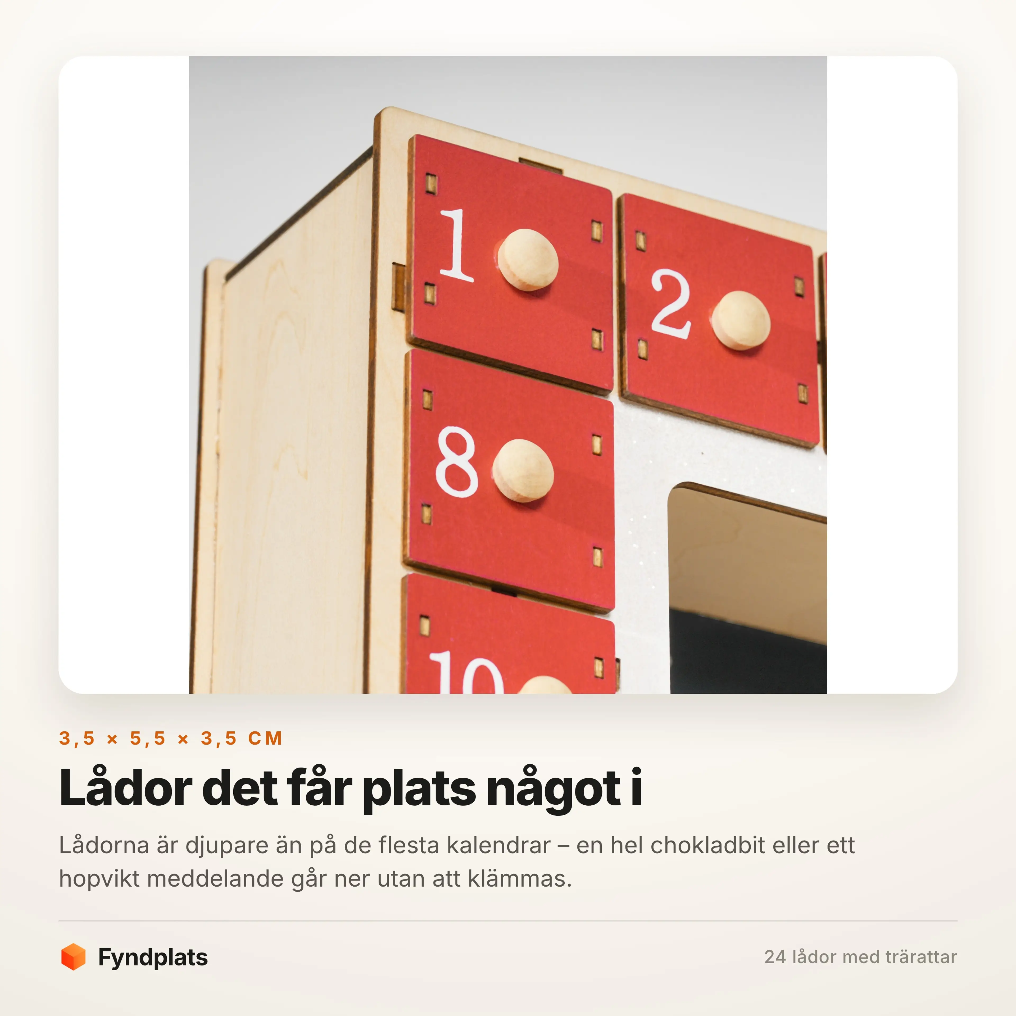 Närbild på de röda lådorna med trärattar och siffror