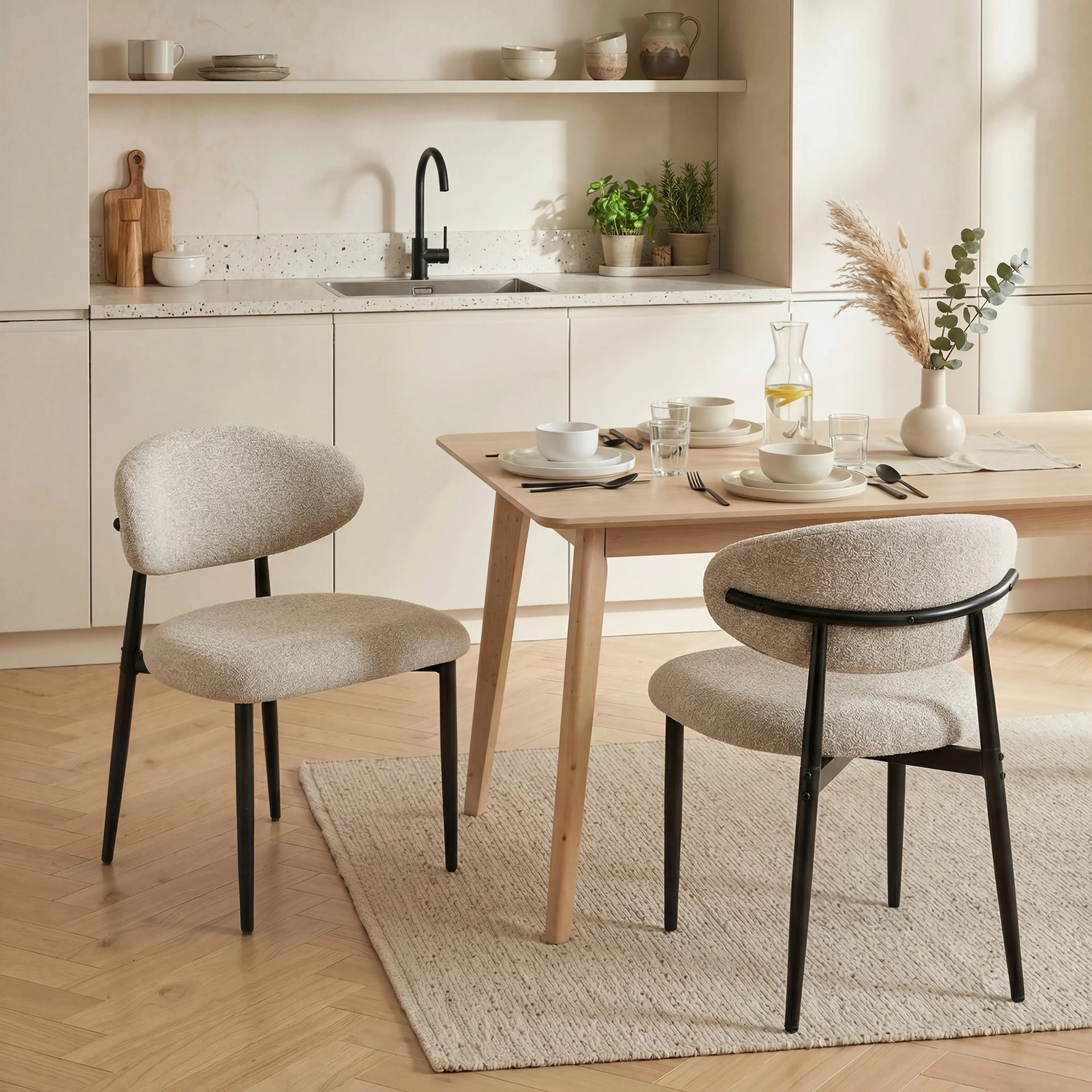 Matstolar 2-pack med rundad rygg, beige – bild 2