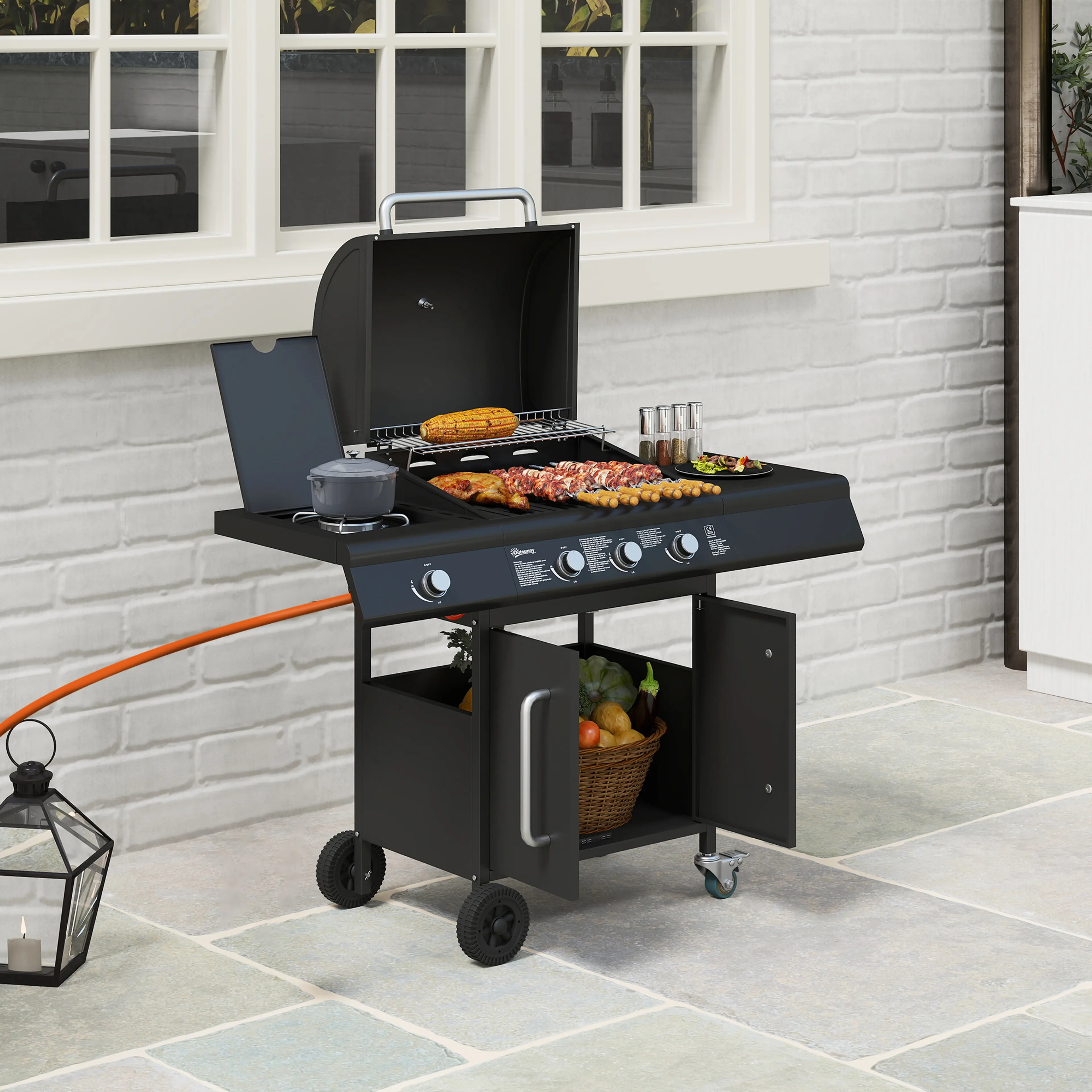 Gasolgrillen på en stenlagd uteplats med öppet lock och utfällt sidobord