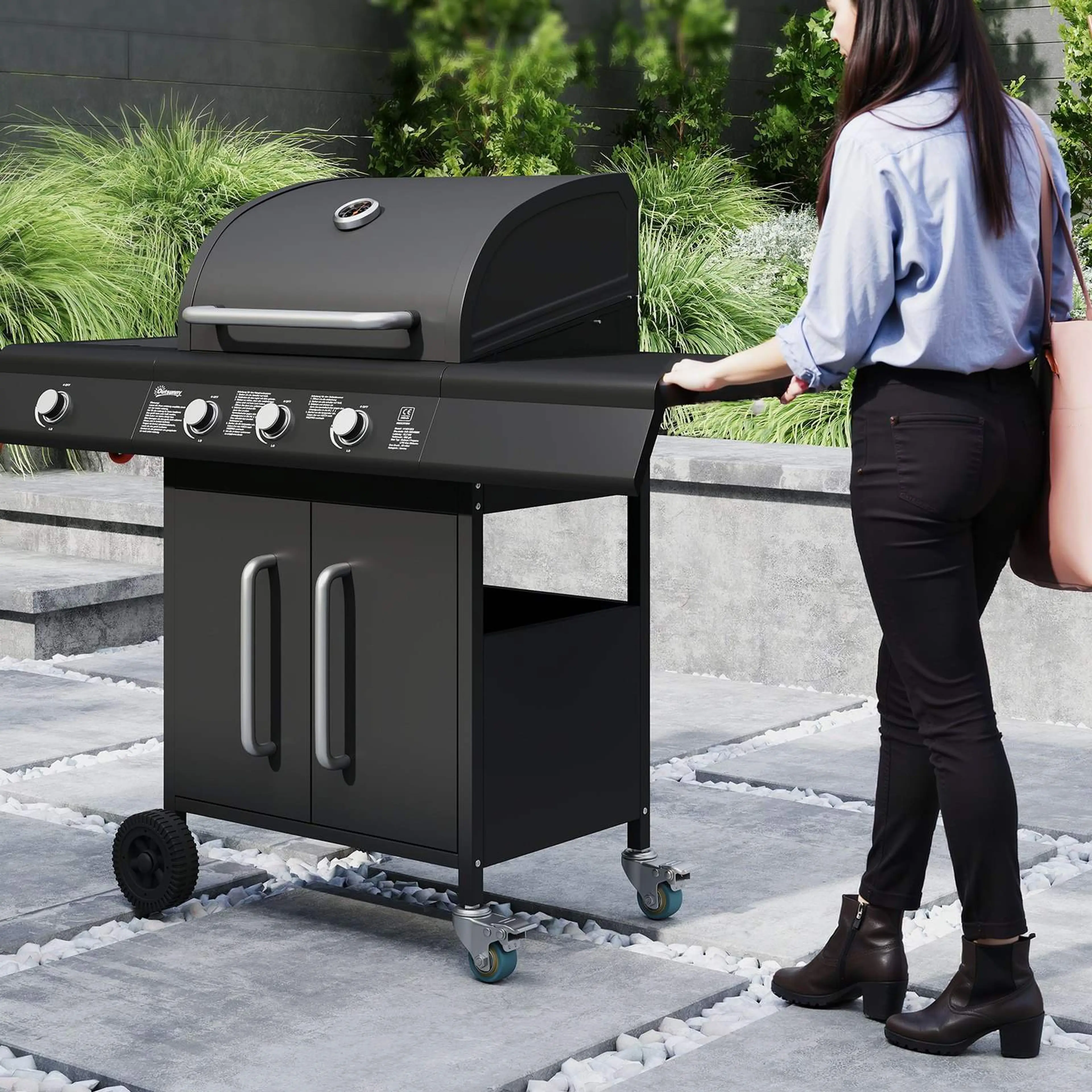 Gasolgrillen rullas över en uteplats på sina fyra hjul