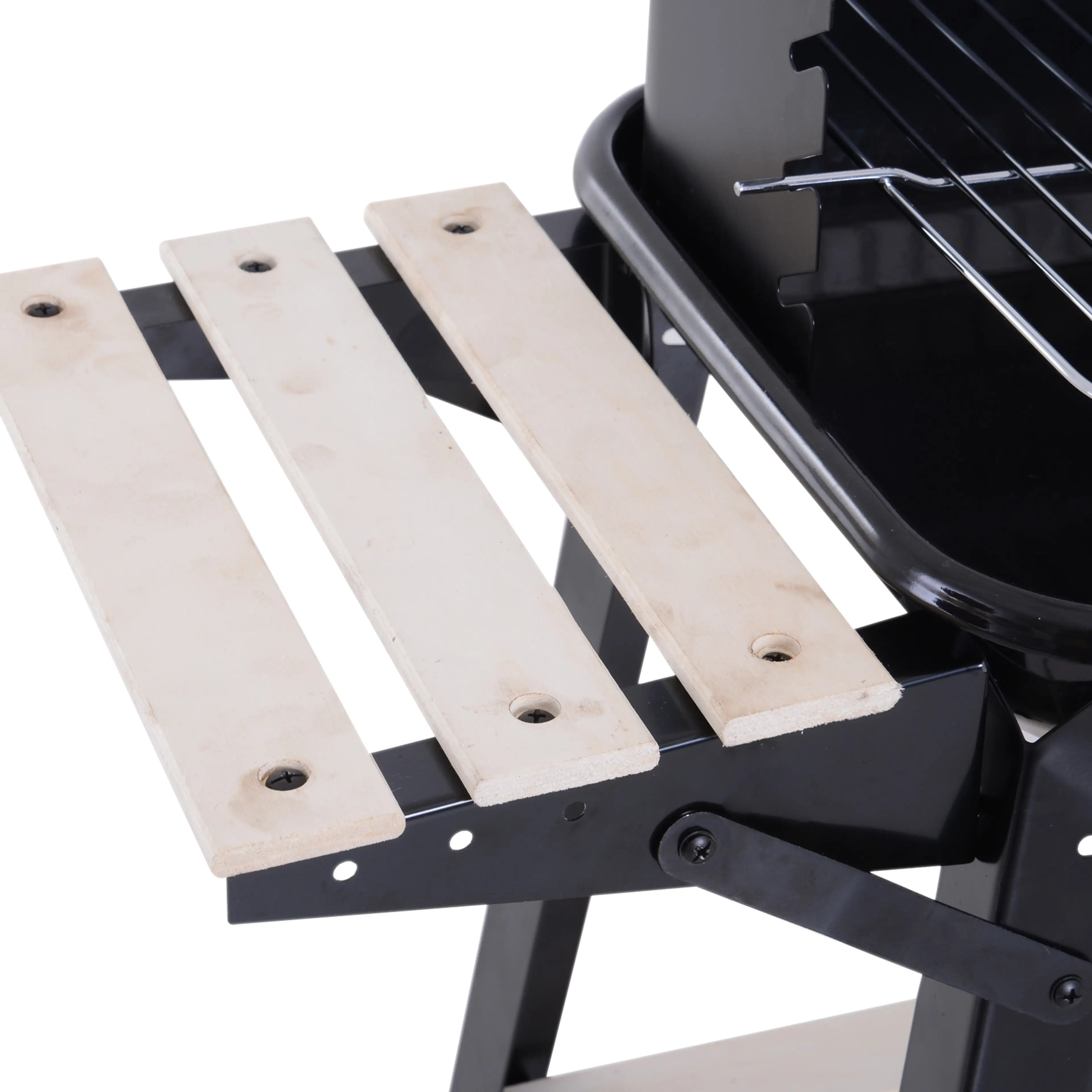 Bottenhyllan i paulowniaträ under grillhuset