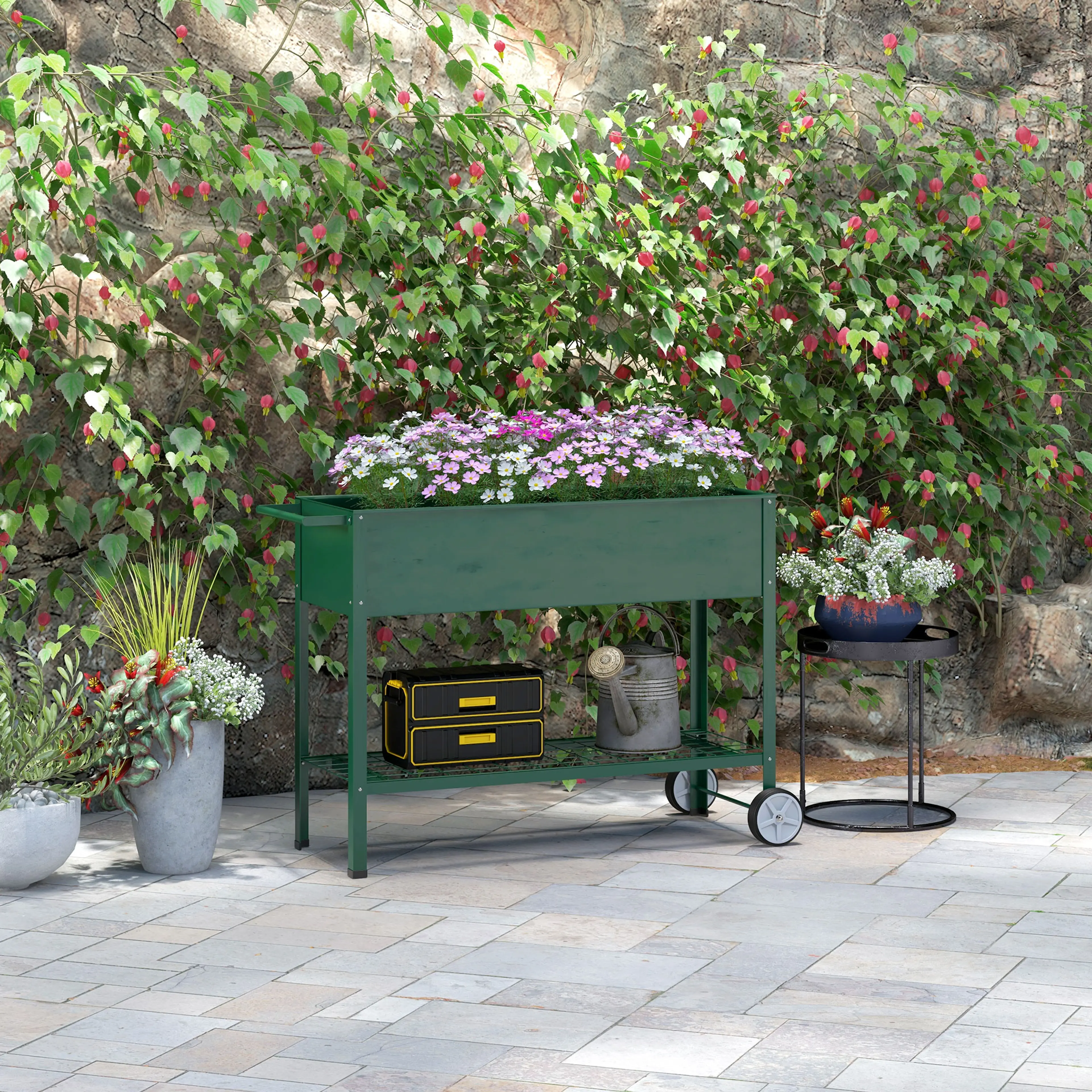 Odlingslådan planterad med blommor på en uteplats