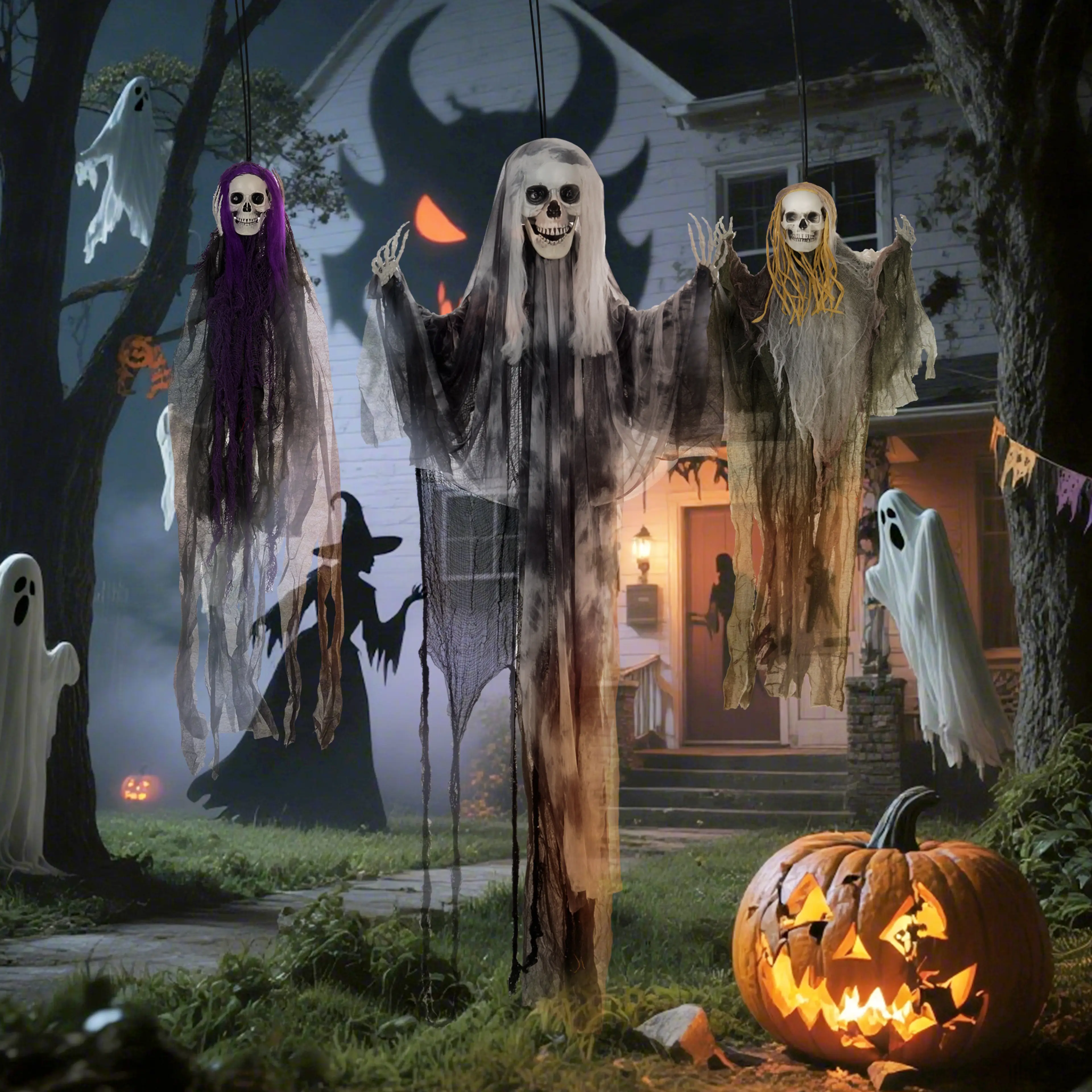 Spökena i en trädgård en kväll, framför ett hus och en lysande pumpa