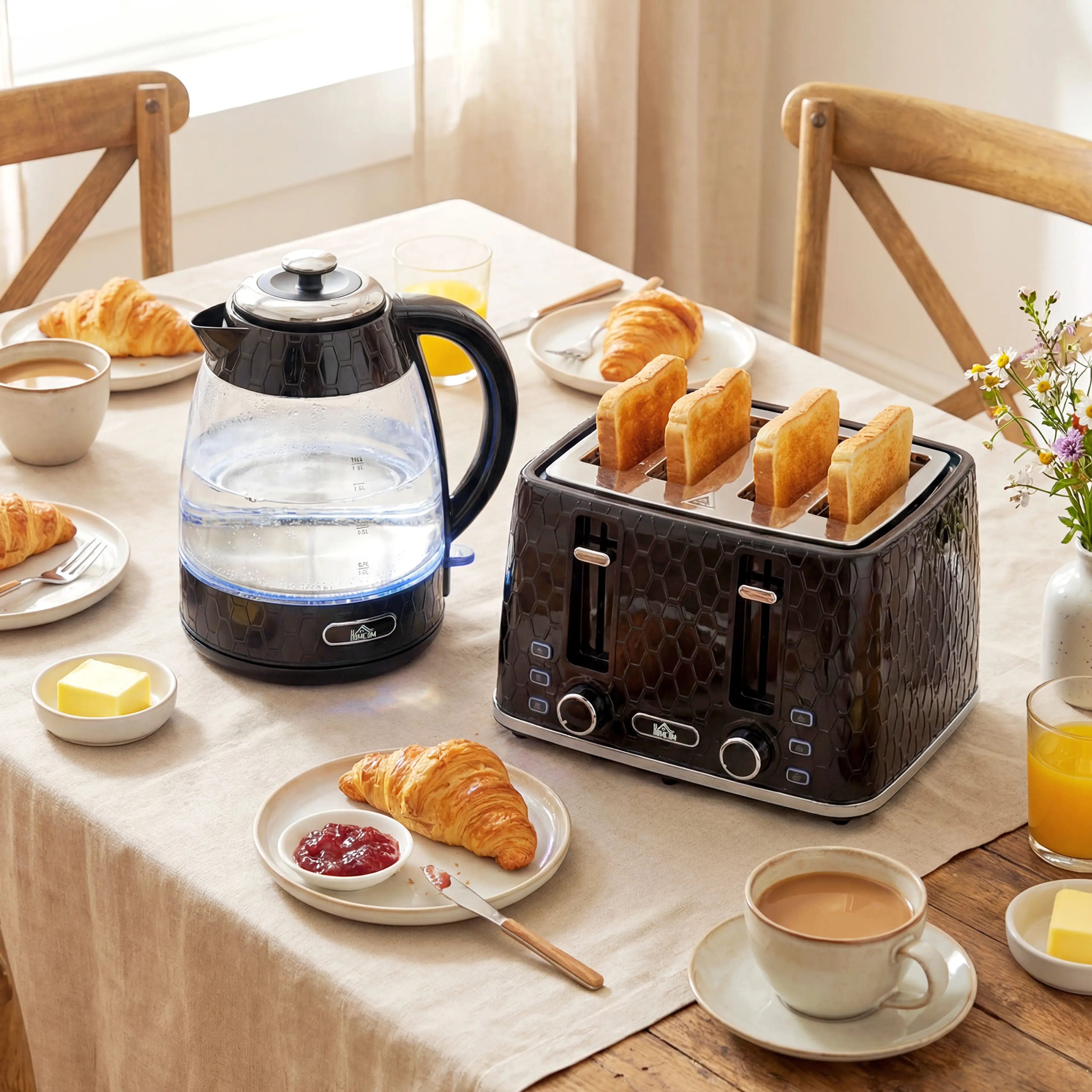 Glaskokaren och brödrosten med fyra rostade skivor på ett frukostbord