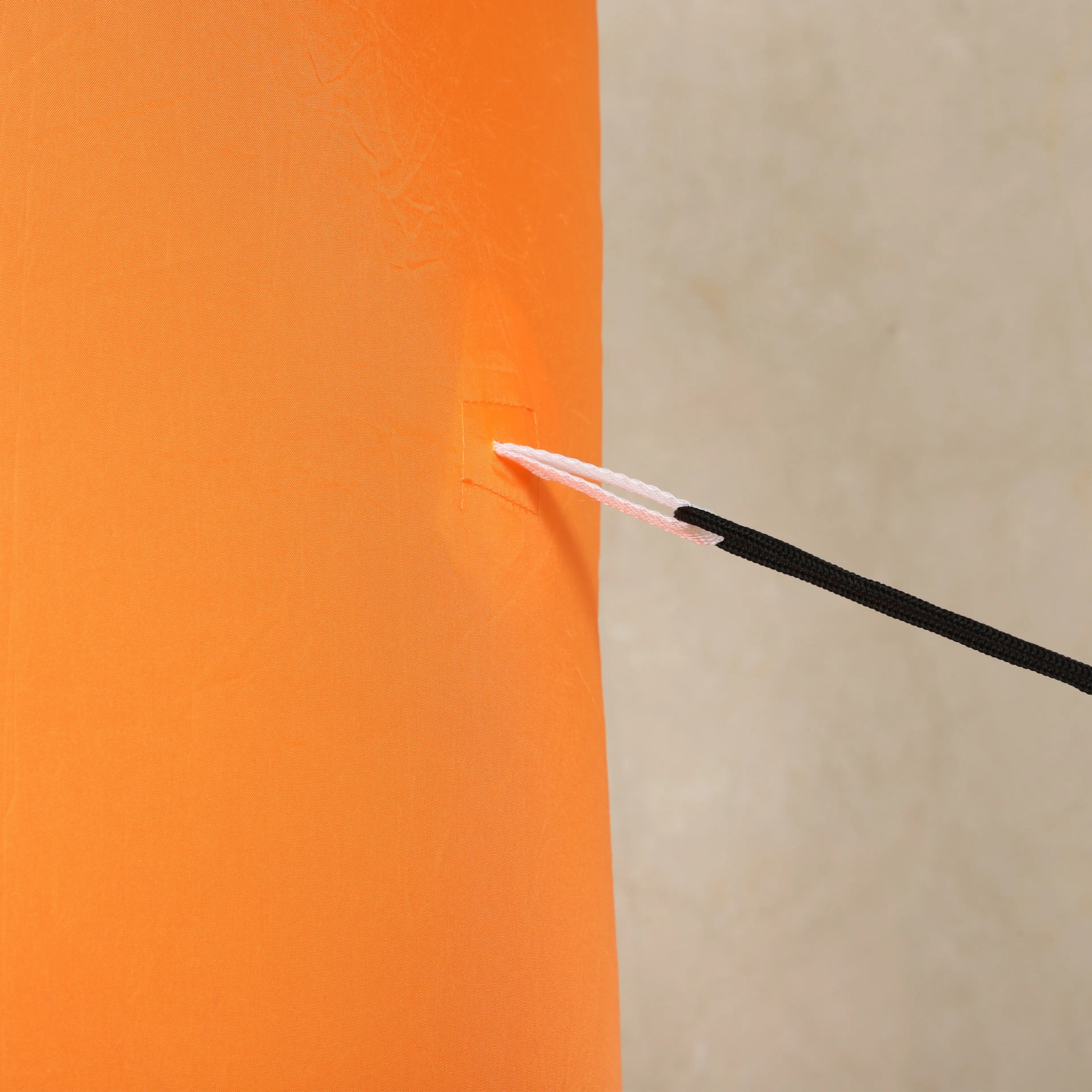 Närbild på portens orange polyestertyg