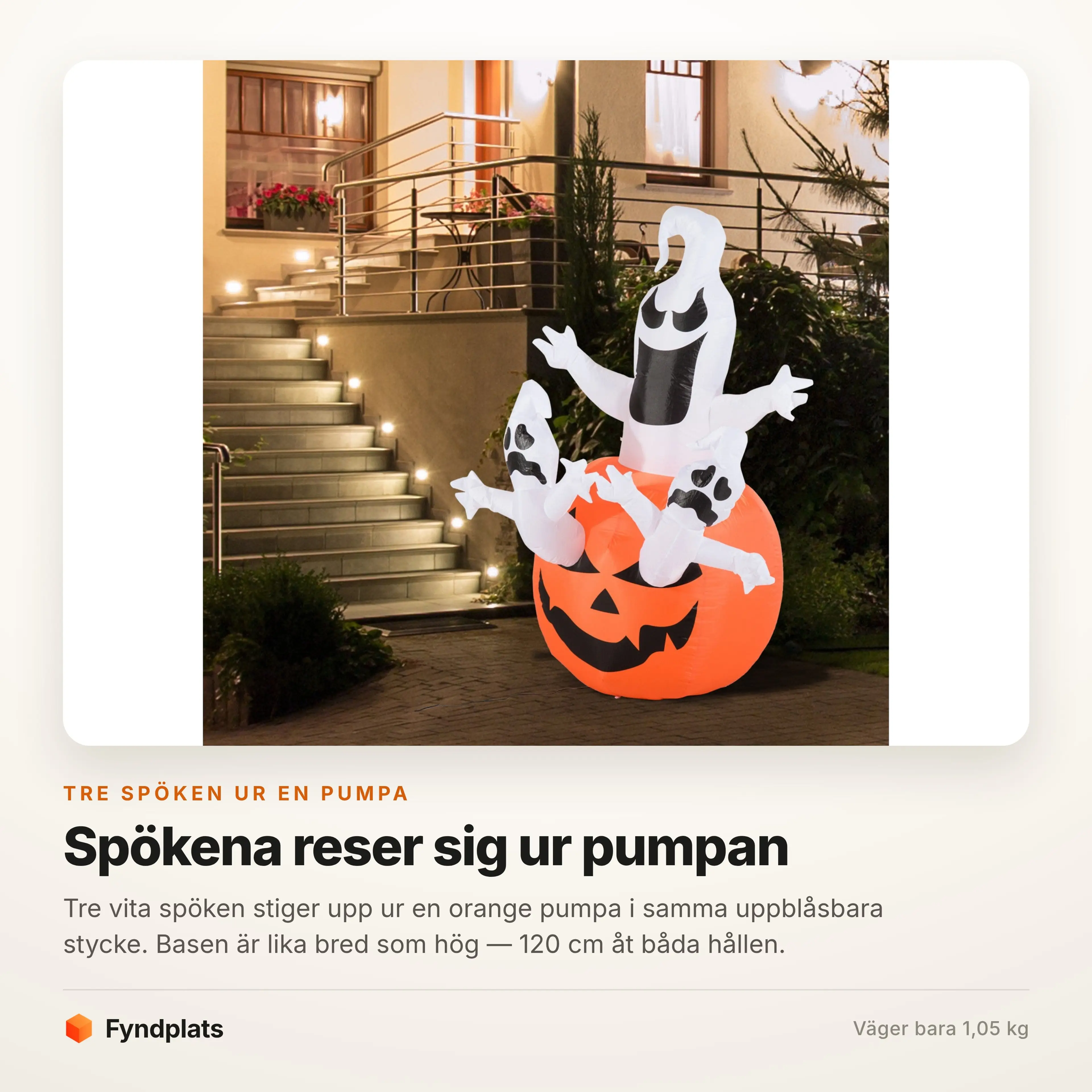 Dekorationen tänd vid en husentré om kvällen