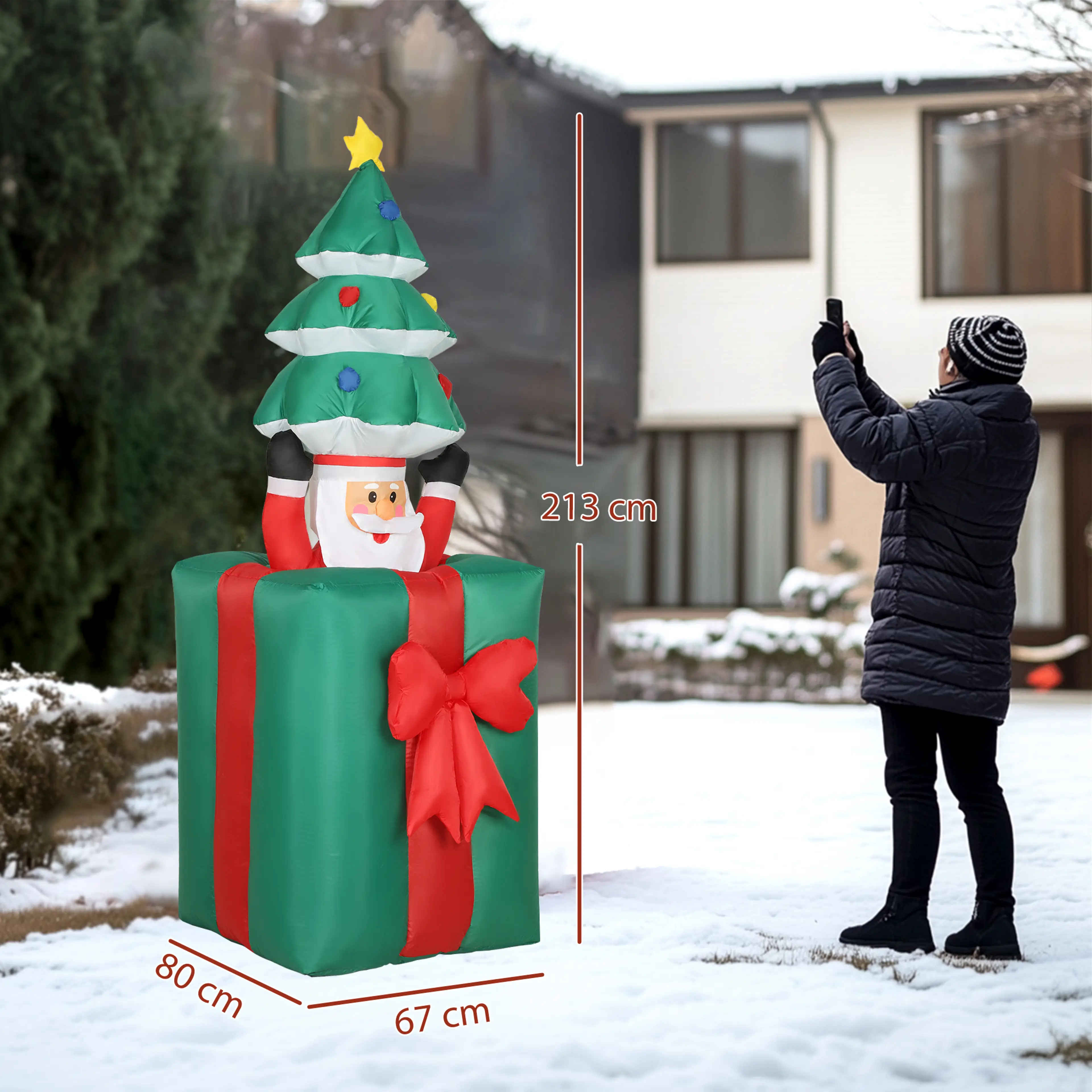 Måttskiss där juldekorationen på 213 cm jämförs med en person, bredd 67 cm och djup 80 cm