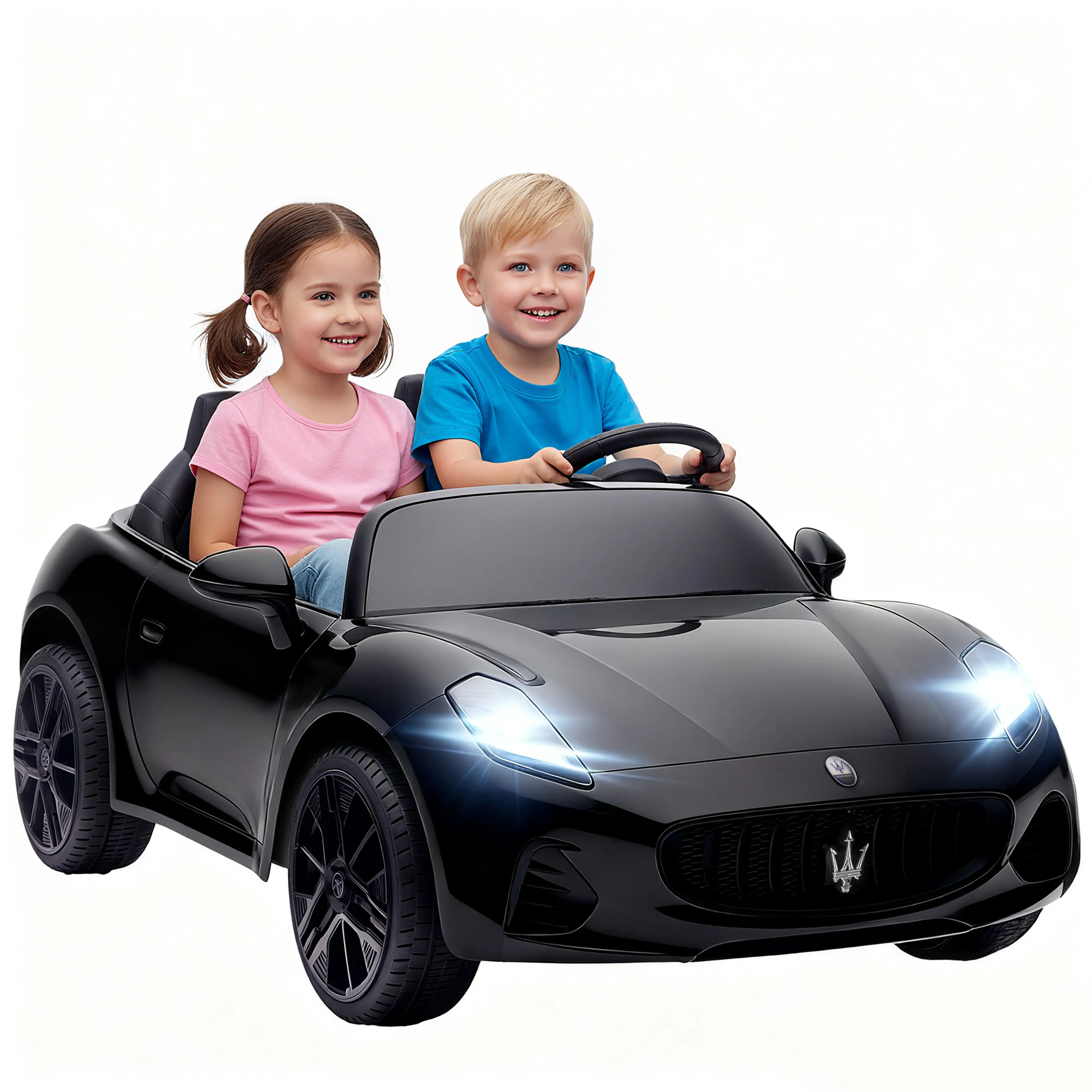 Svart tvåsitsig elbil för barn i Maserati-modell med två barn i sätet, mot vit bakgrund