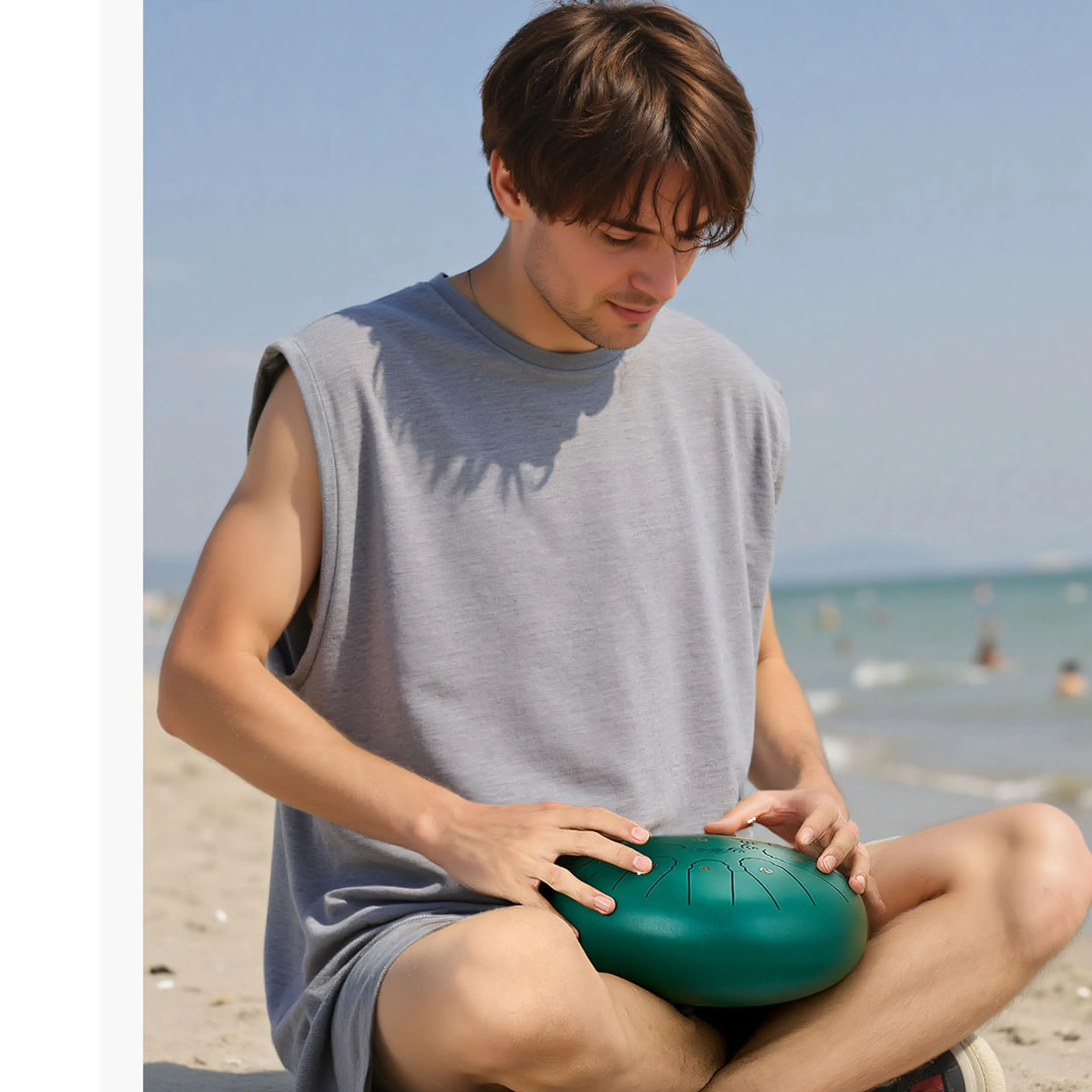Person som spelar tungtrumma sittande på en strand