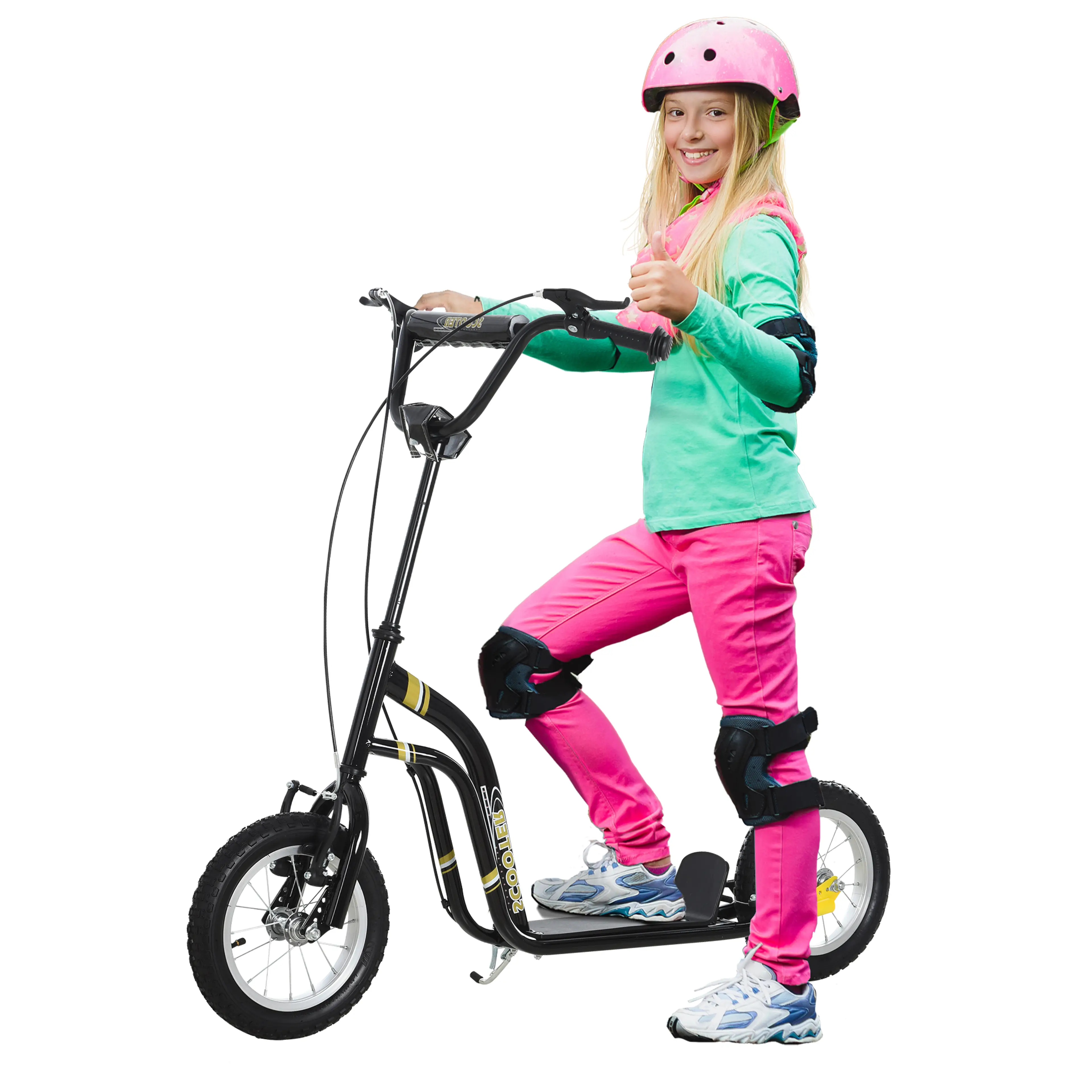 Svart sparkcykel för barn med luftdäck, flicka med hjälm står på fotplattan
