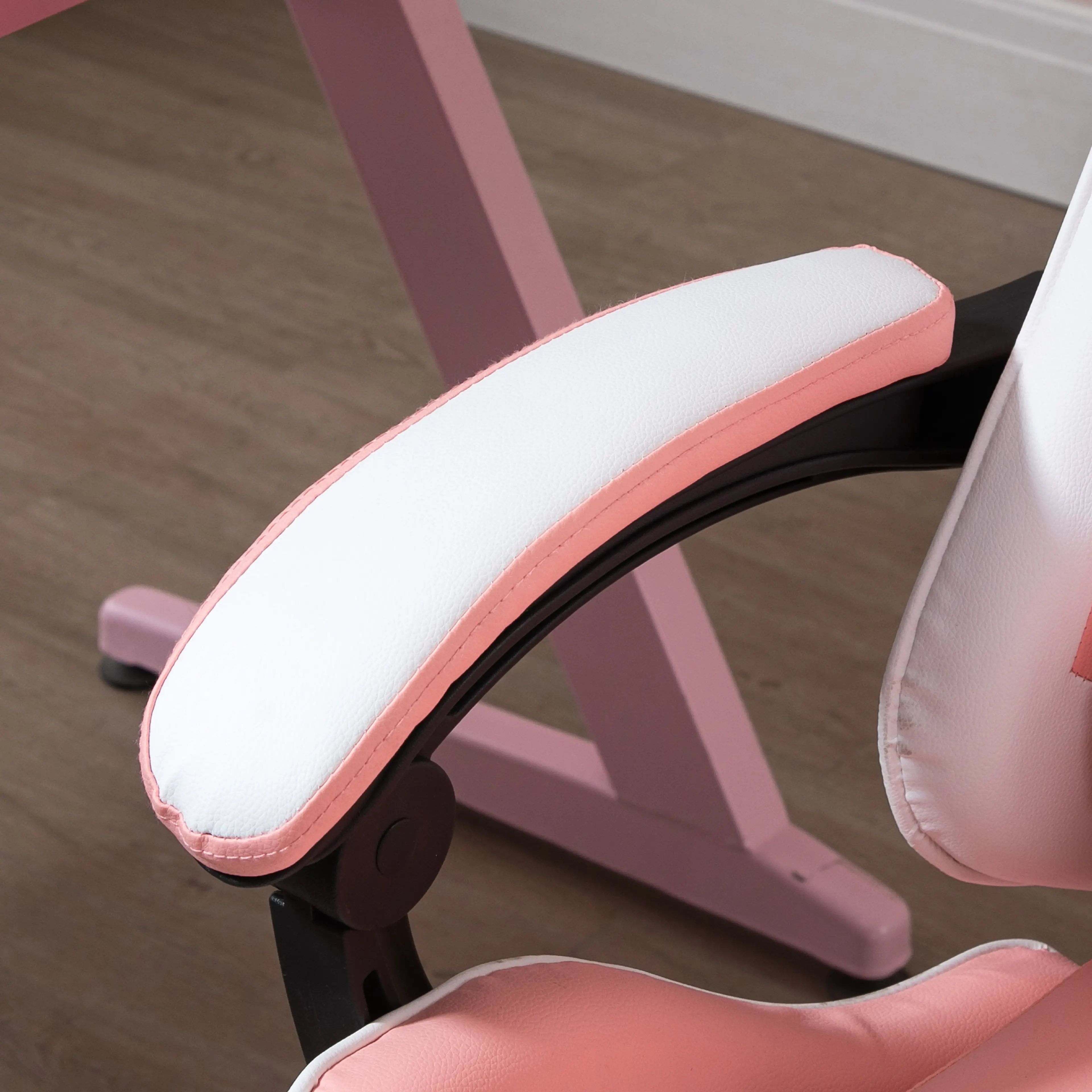 Närbild på det rosa och vita armstödet och dess infästning