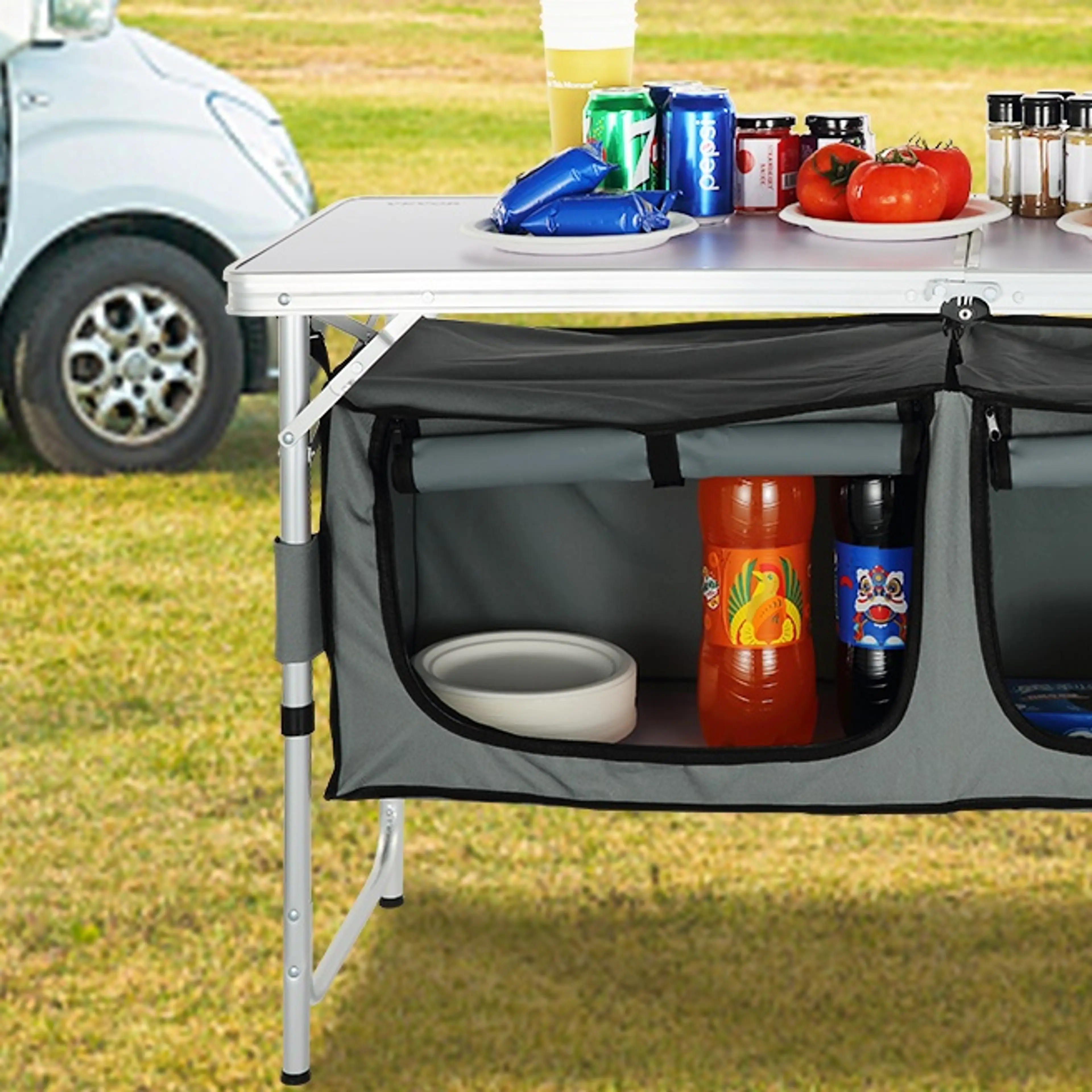 Campingbord med förvaring på campingplatsen, sett framifrån med båda facken öppna