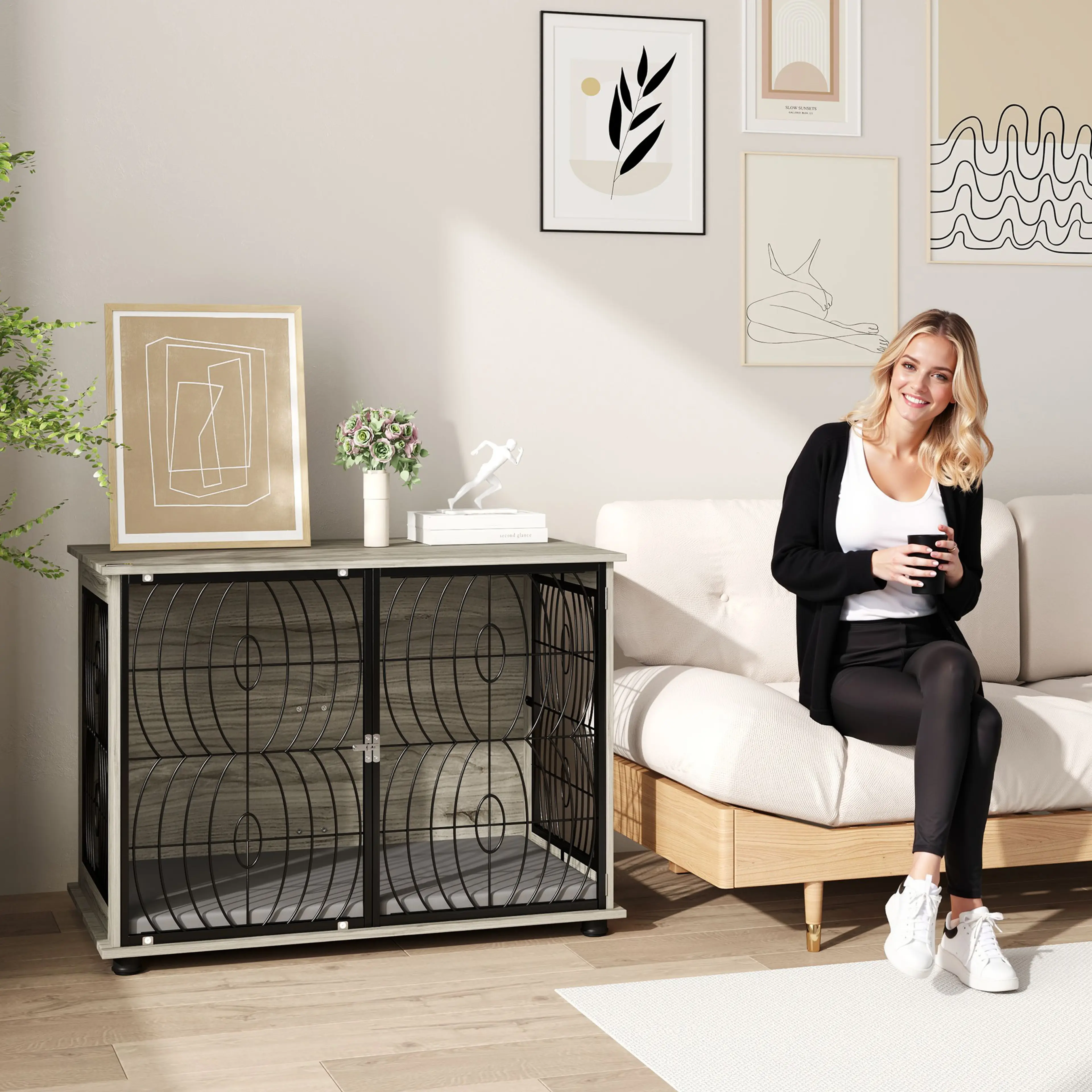 Hundbur med dyna som sidobord i ett ljust vardagsrum med någon i soffan
