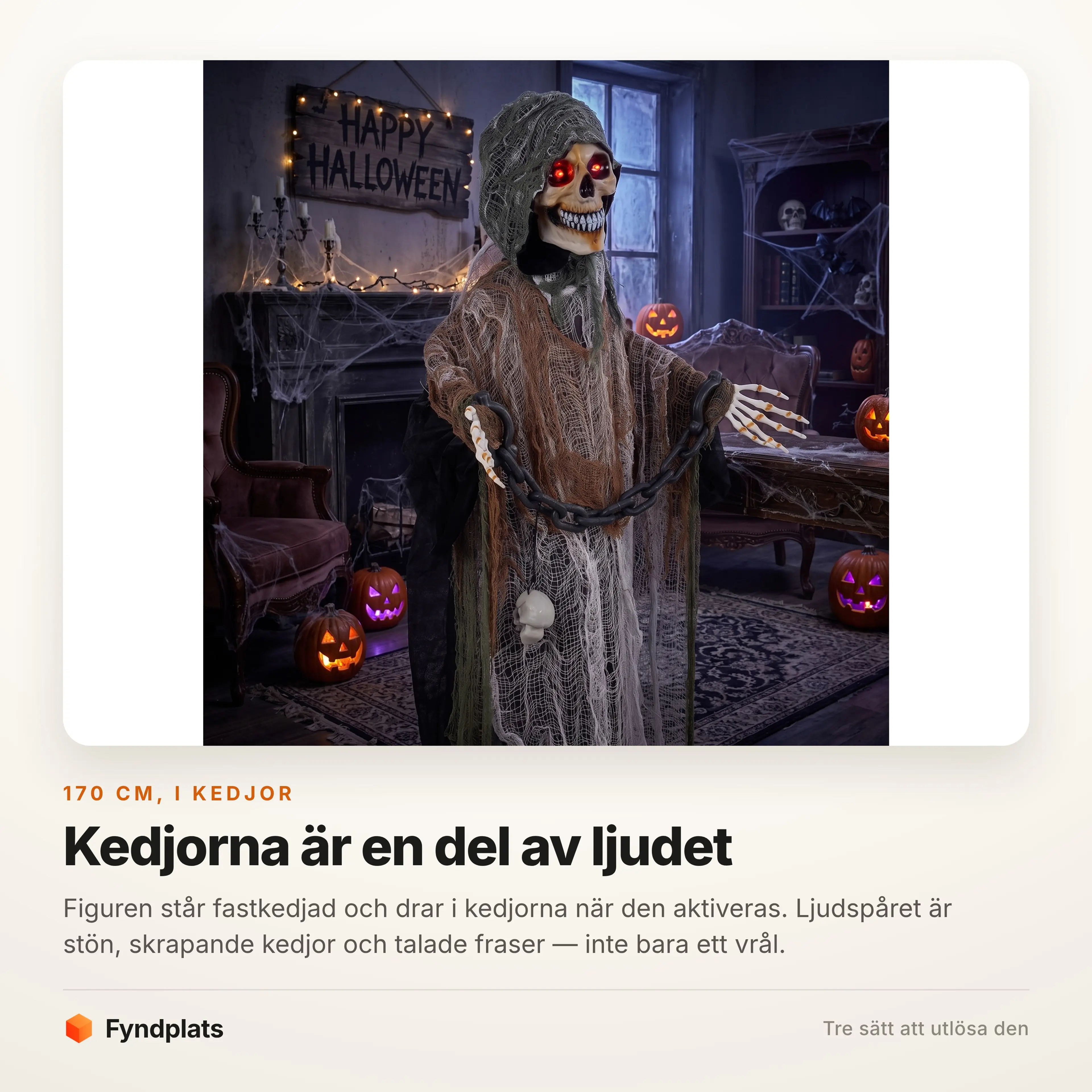 Figuren står i ett halloweendekorerat rum