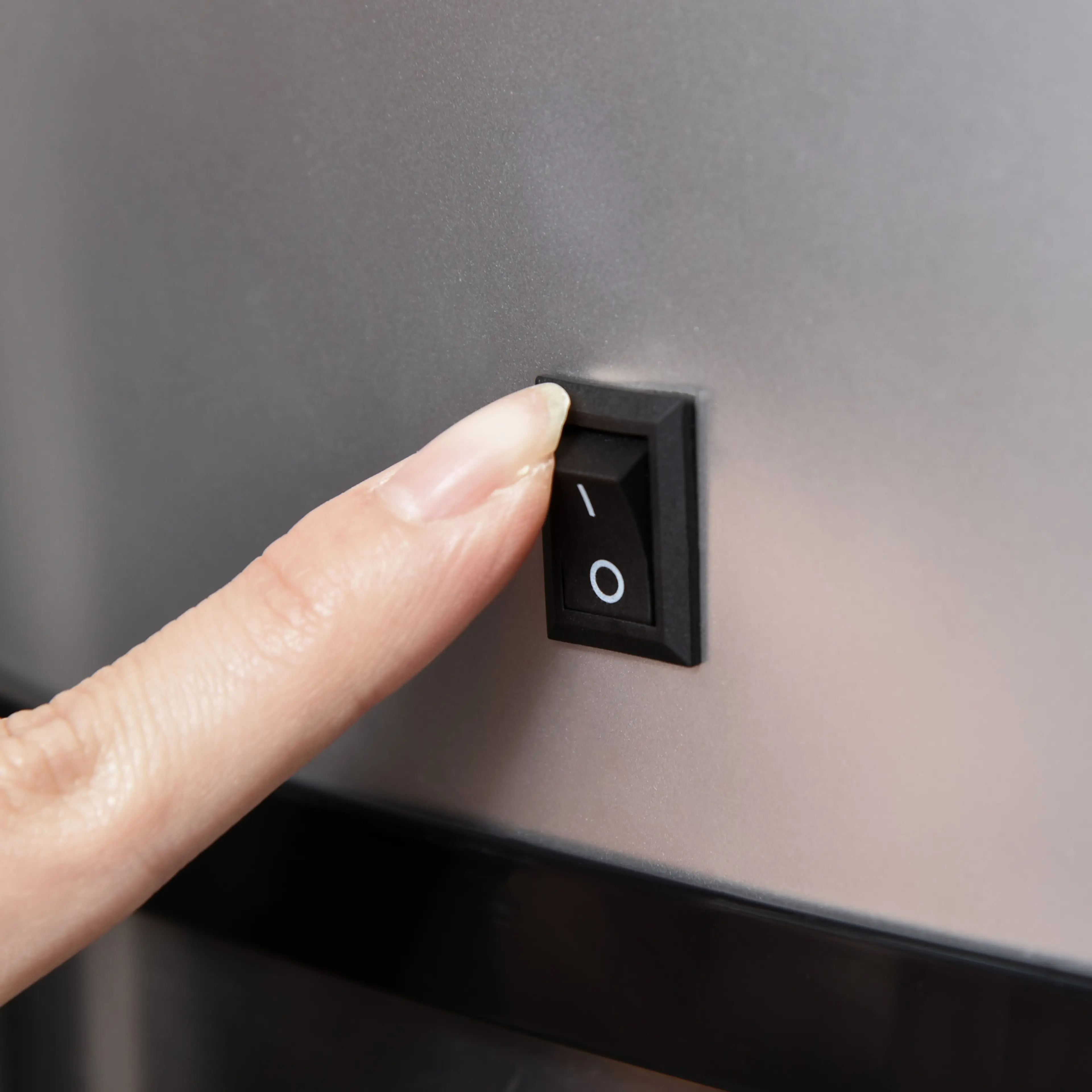 Oval soptunna med sensor i rostfritt stål med uppfällt svart lock (4)