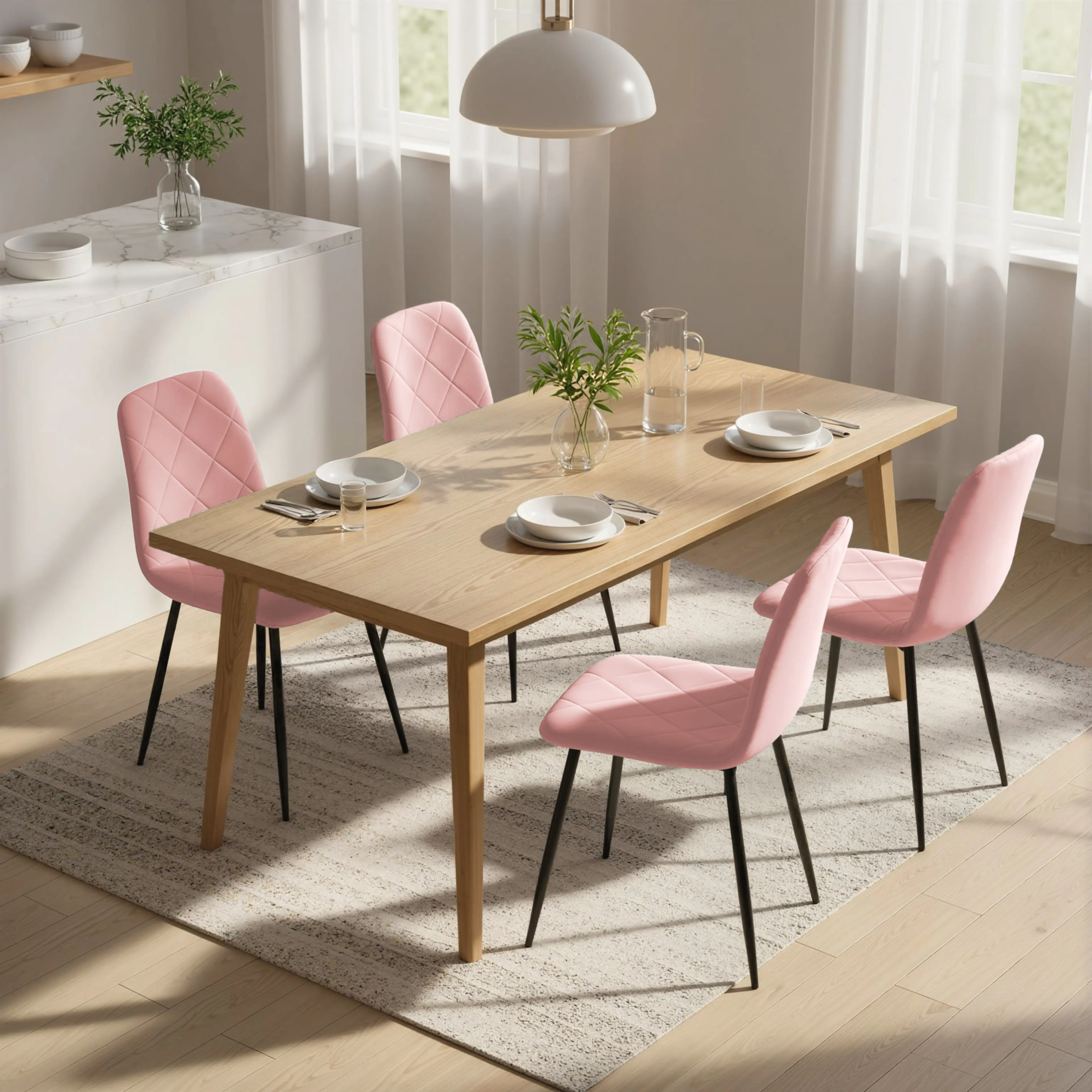 De fyra stolarna runt ett dukat matbord i ljust trä