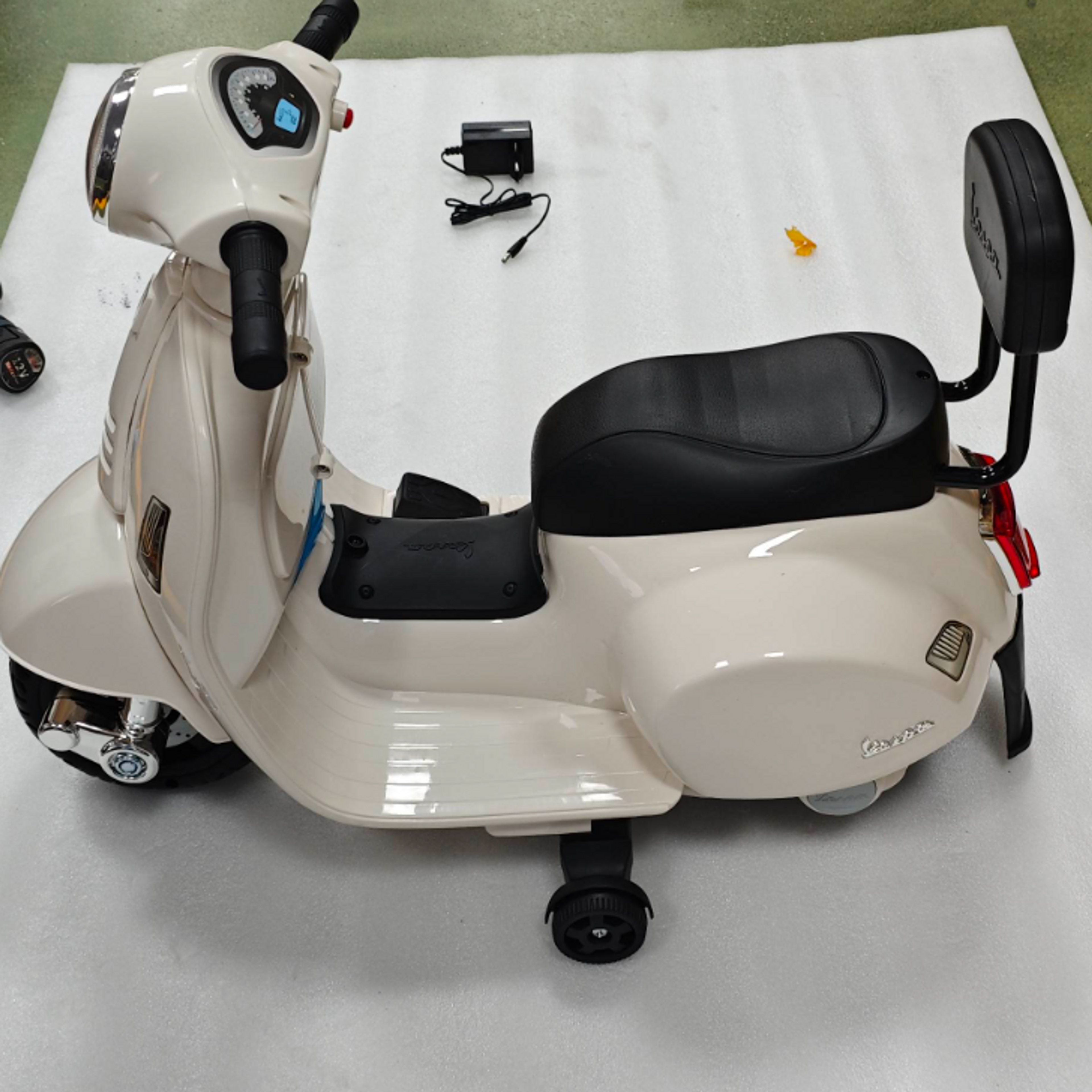 Vespa GTS elscooter för barn 6 V, vit — 18–36 månader – bild 4
