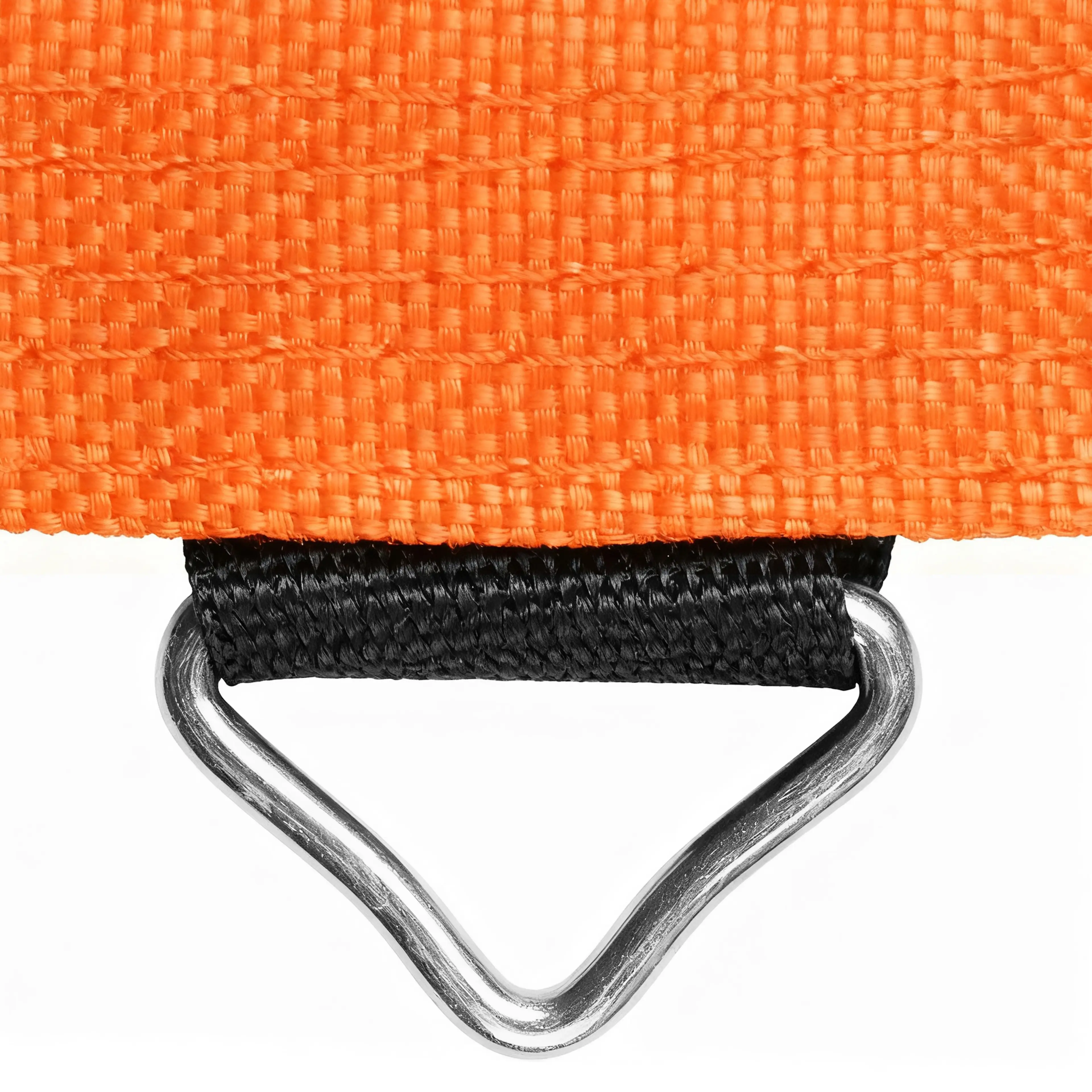 Närbild på hoppdukens orange kant med en V-ring i metall som sitter fast i ett svart band, mot vit bakgrund