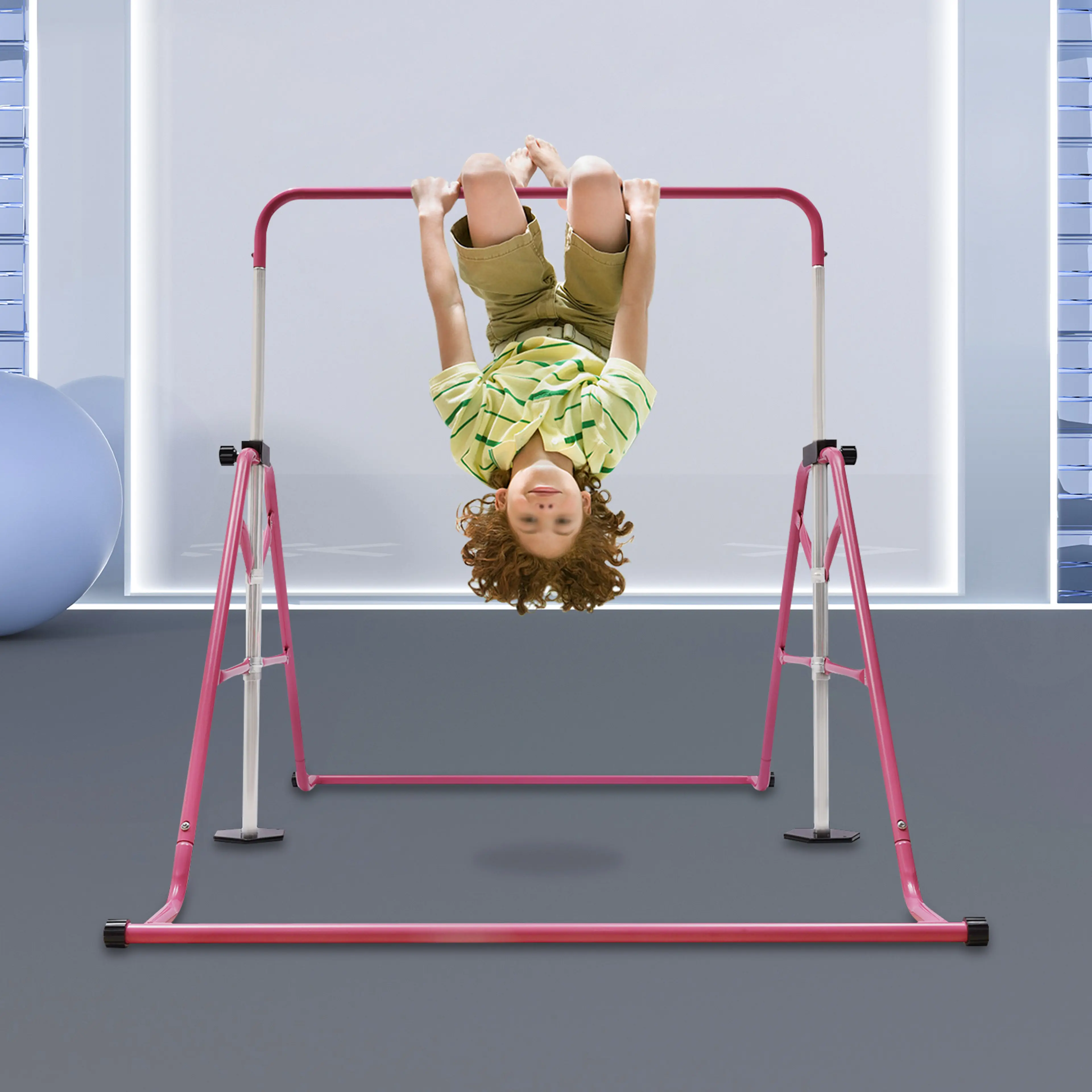 Barn hänger upp och ner och tränar på gymnastikstång för barn