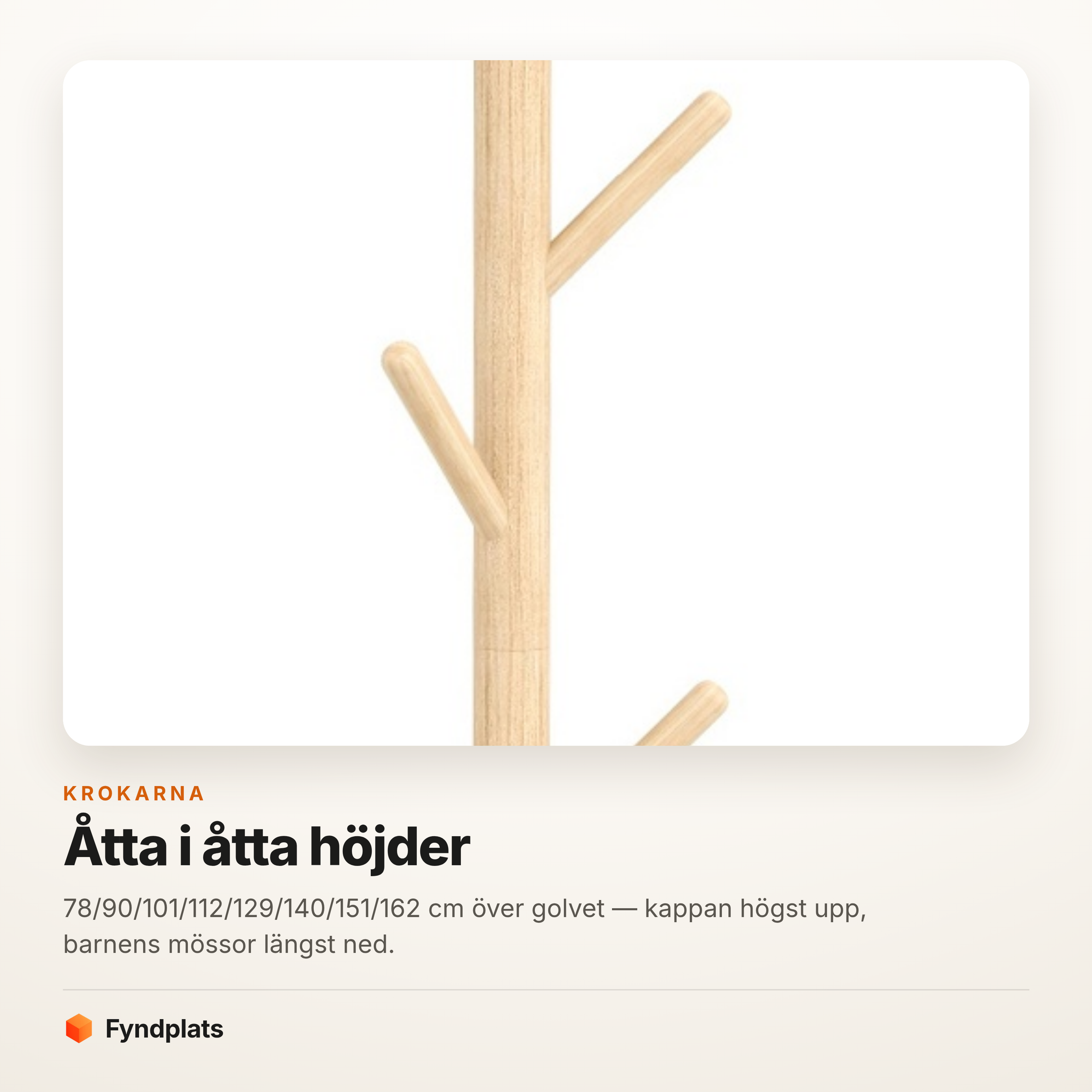Närbild på klädhängarens krokar som sitter på åtta olika höjder längs stammen