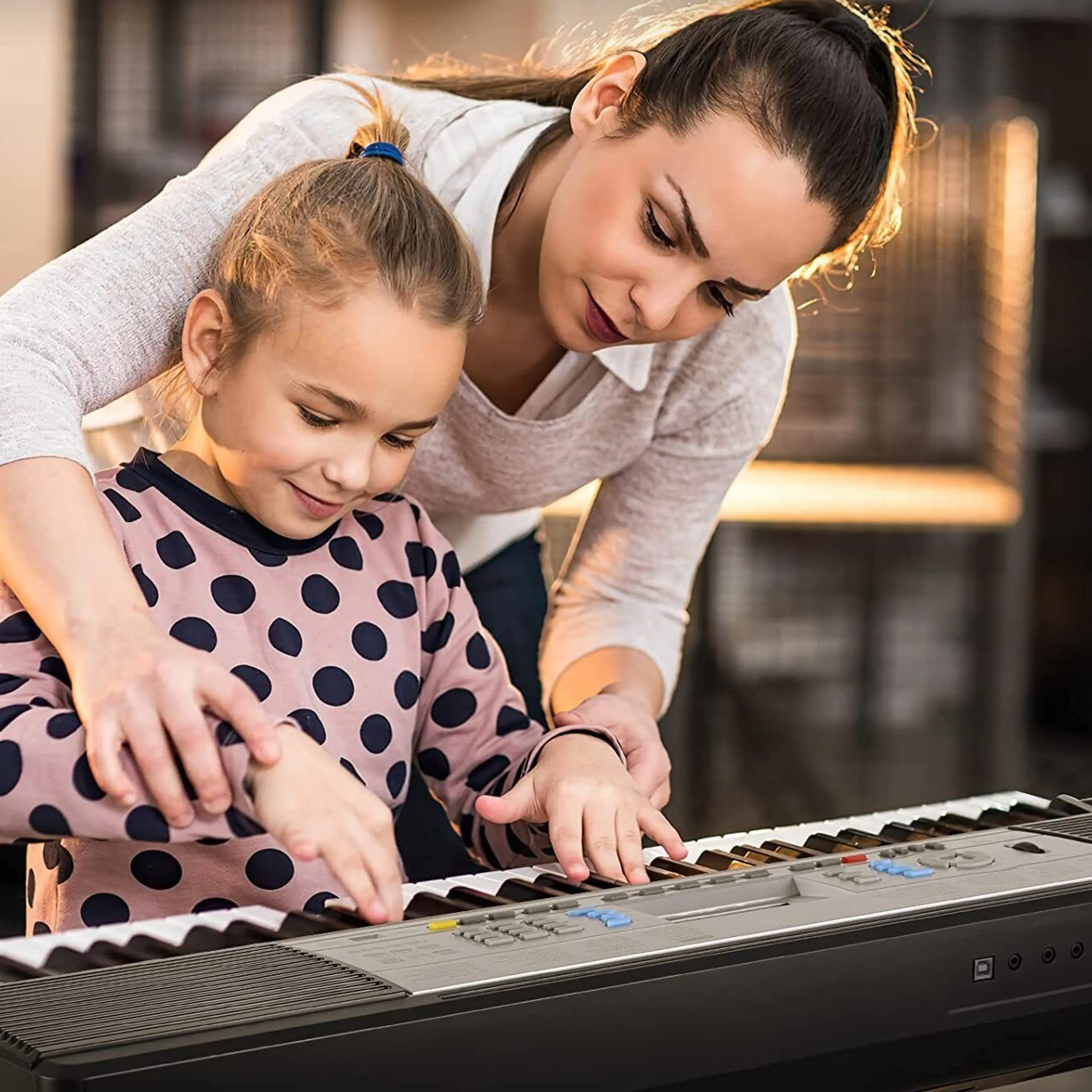 Barn lär sig spela keyboard med hjälp av en vuxen – nybörjarvänligt inlärningssystem