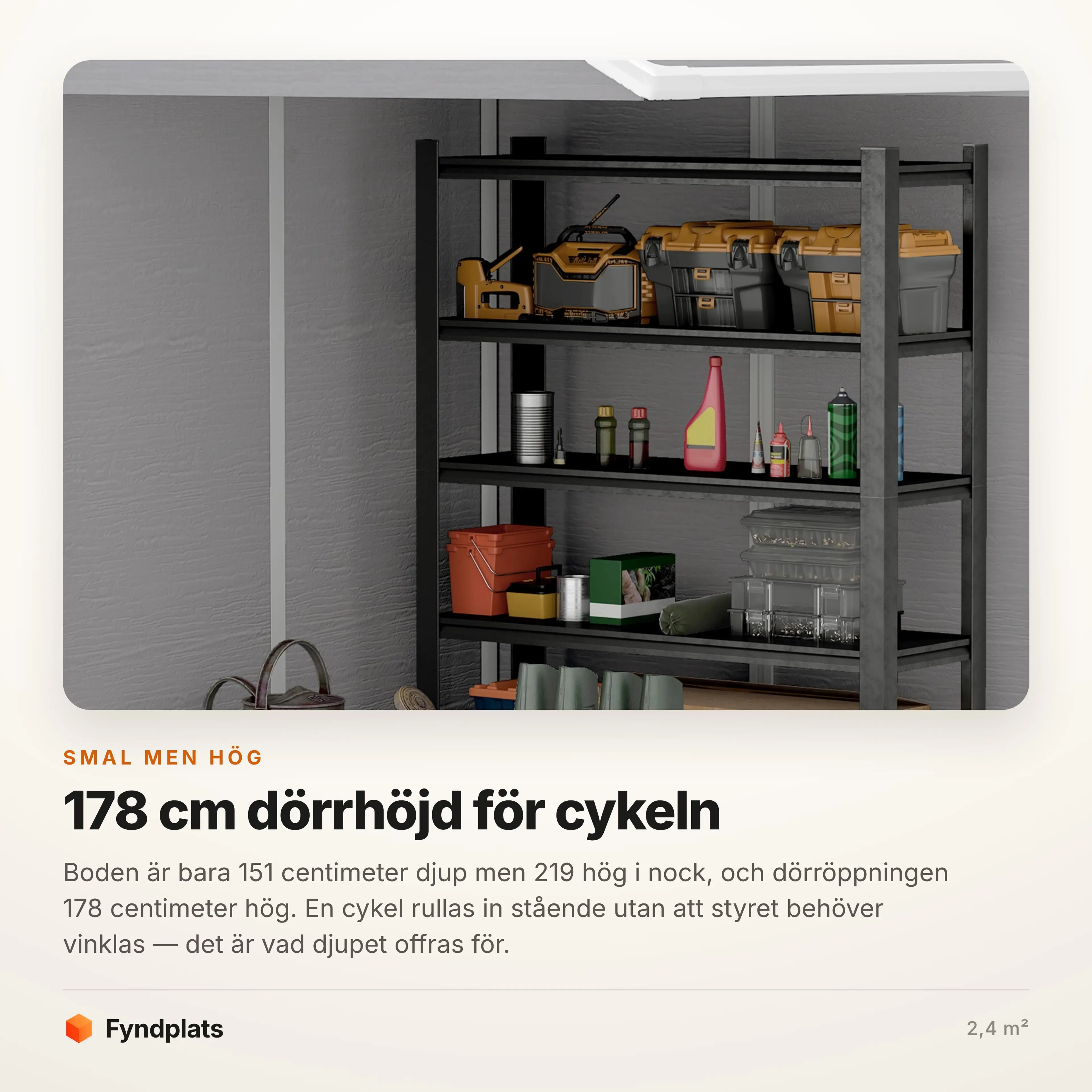 Insidan med hyllställ och redskap, dörröppningen 178 cm hög
