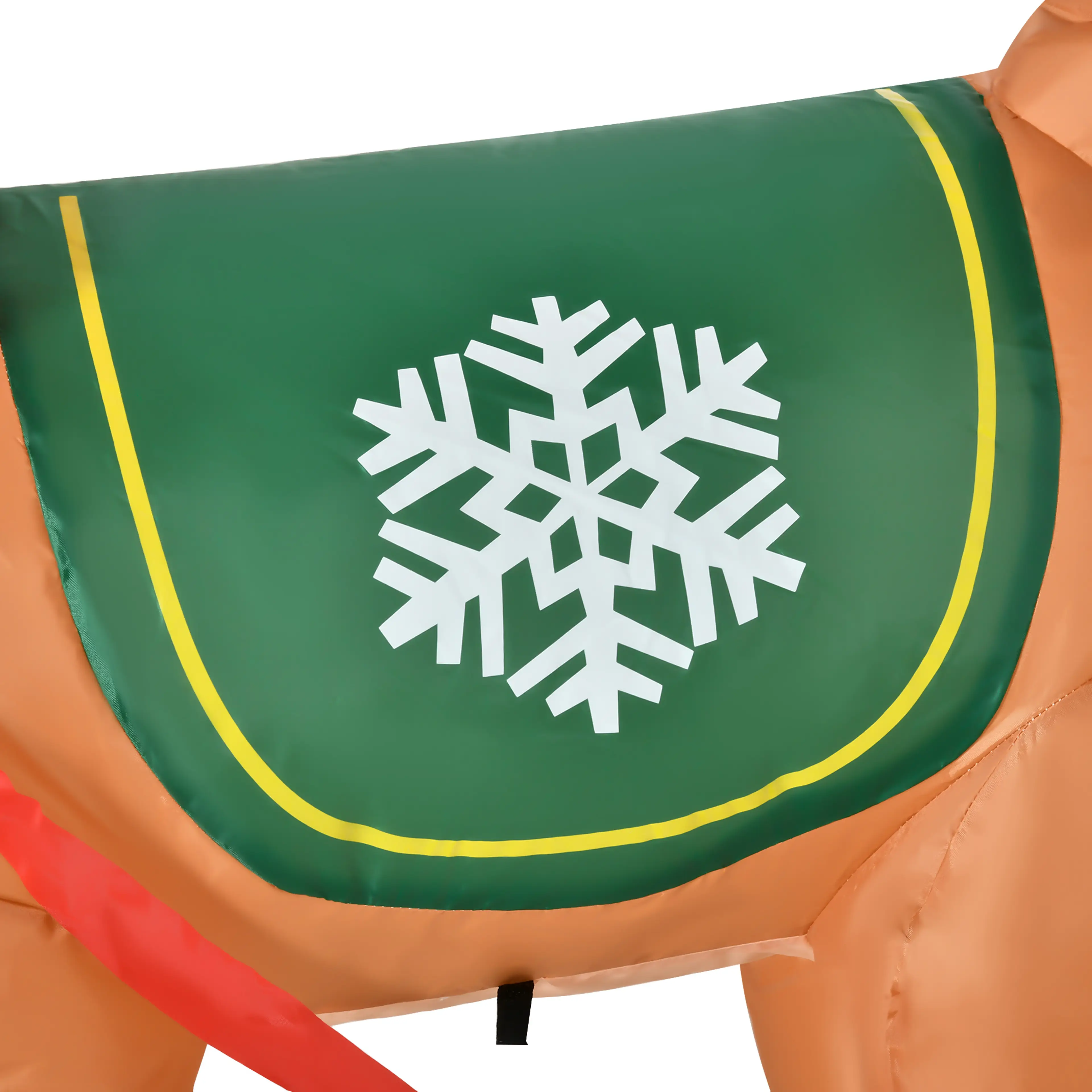 Närbild på renens gröna täcke med en vit snöflinga