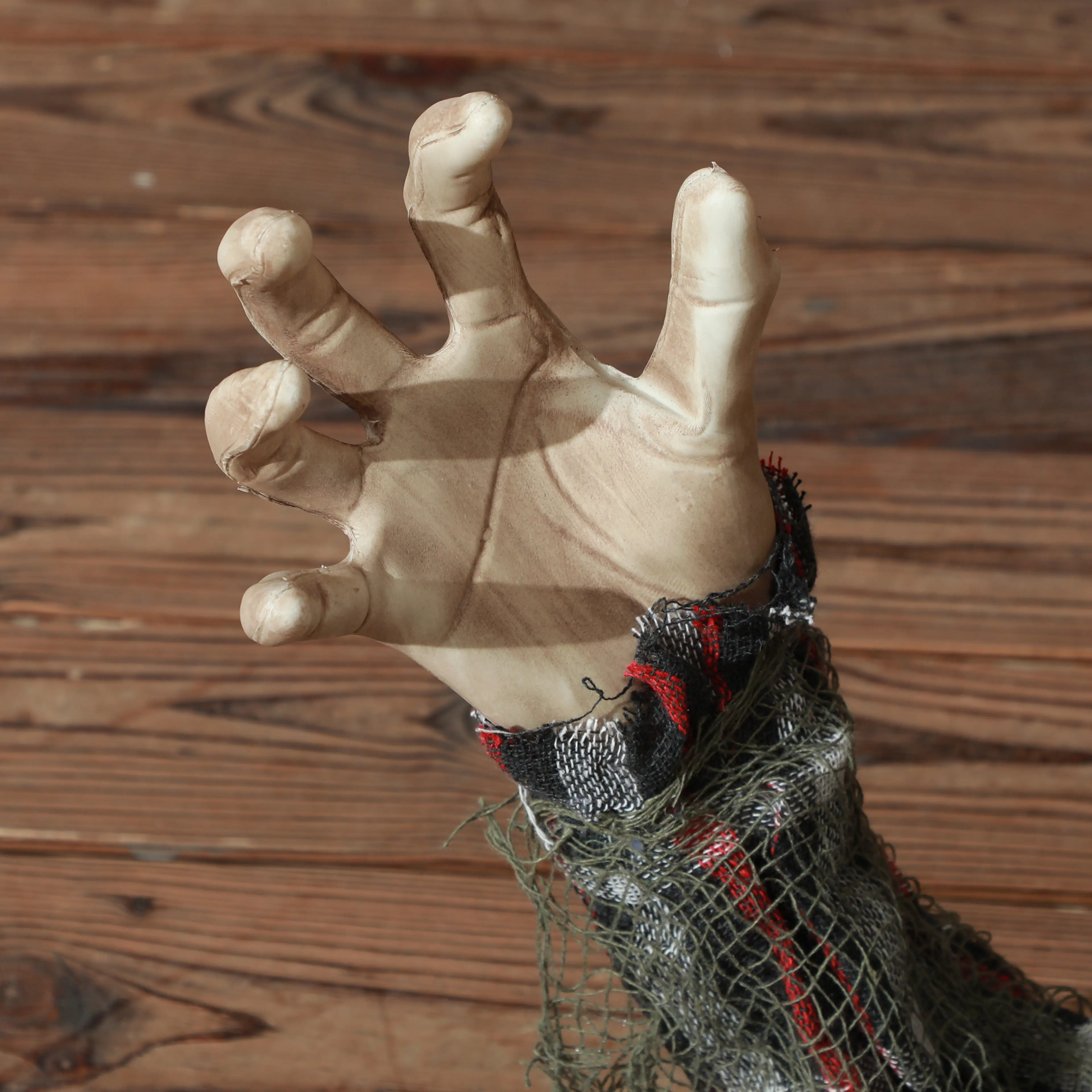 Närbild på skelettets hand och ärm