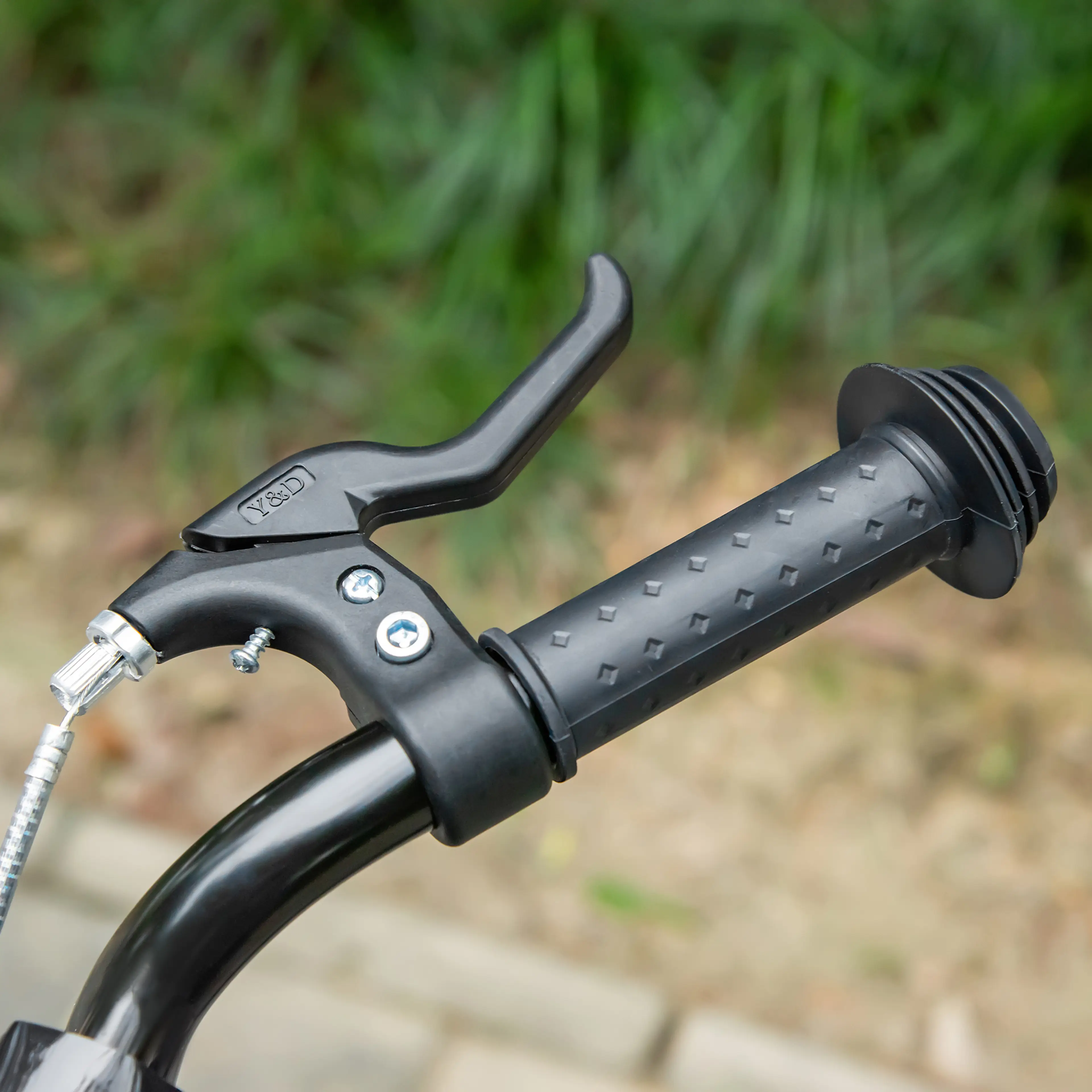 Närbild på bromshandtag och handtag på blå sparkcykel