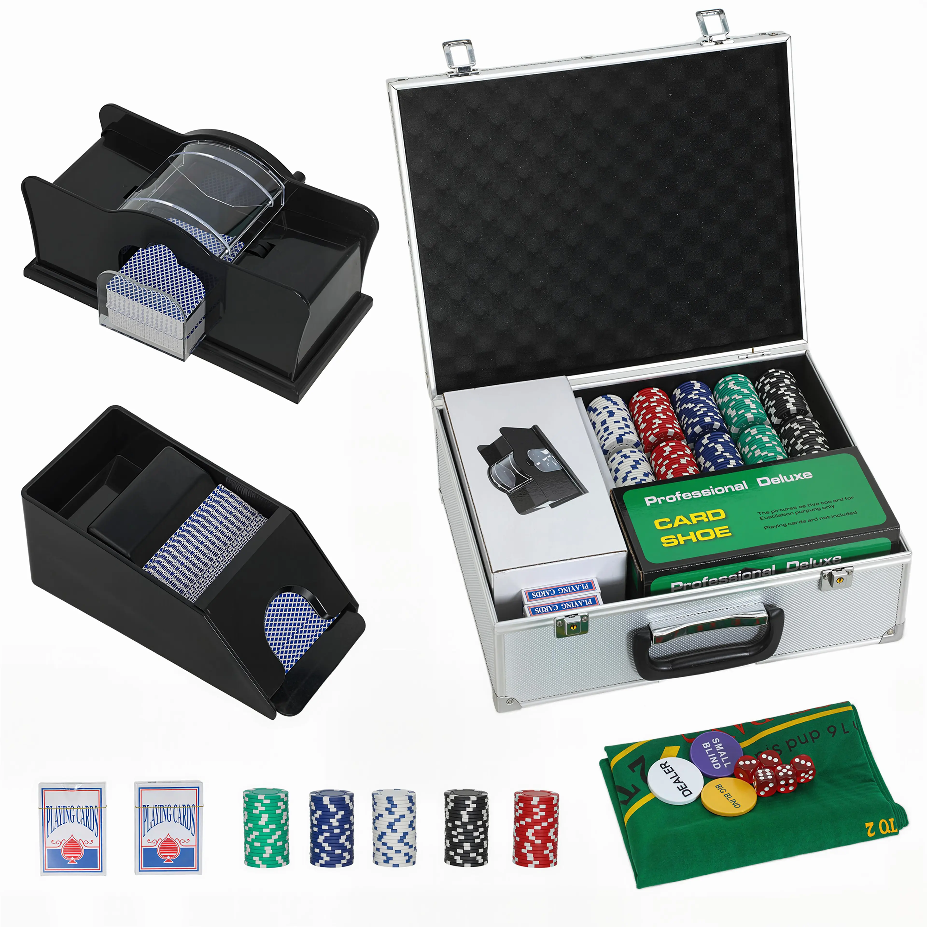 Pokerset i en öppen silverfärgad väska med marker, kortlekar och kortutdelare, bredvid en kortblandare och en grön spelmatta med tärningar