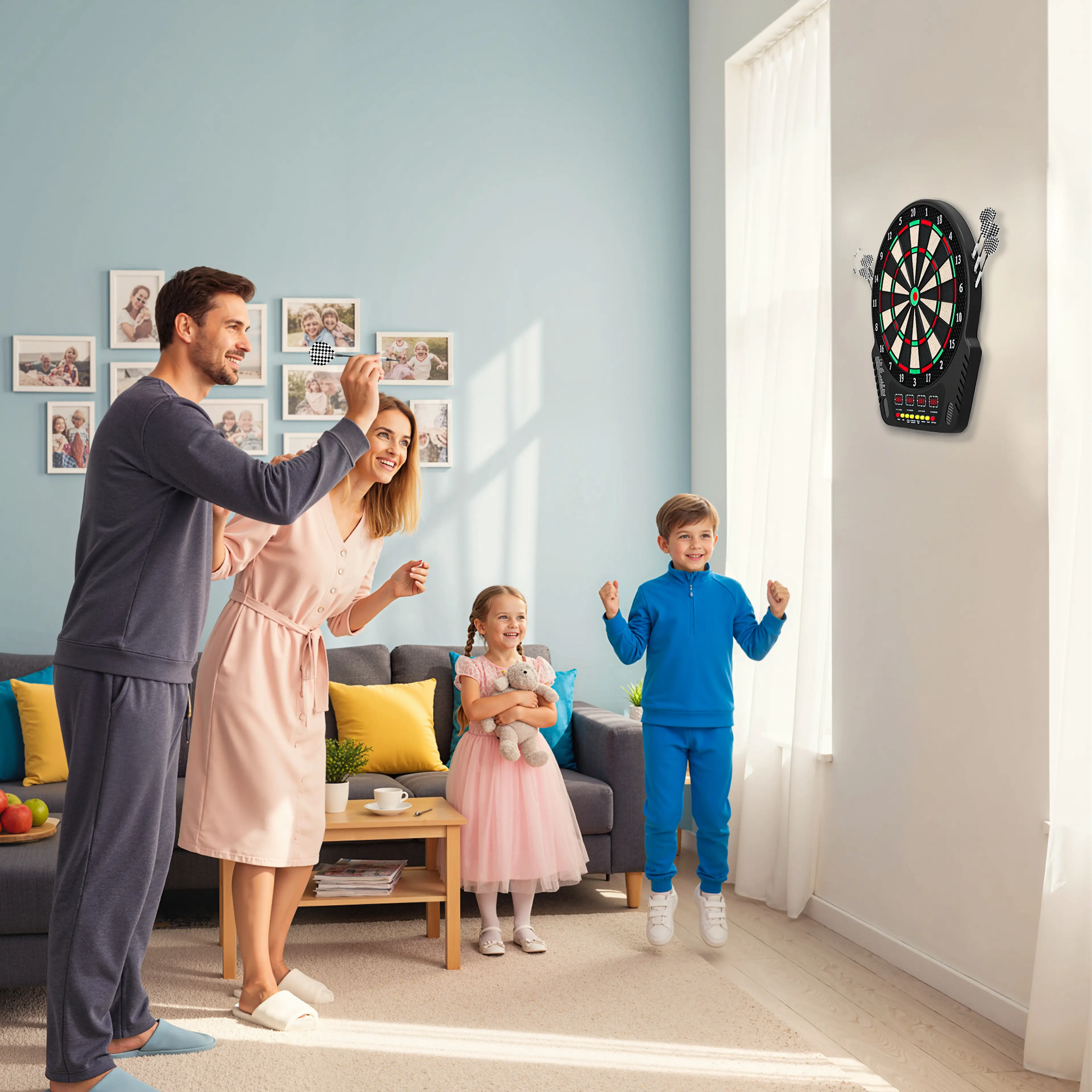 En familj spelar dart med tavlan på väggen i ett vardagsrum