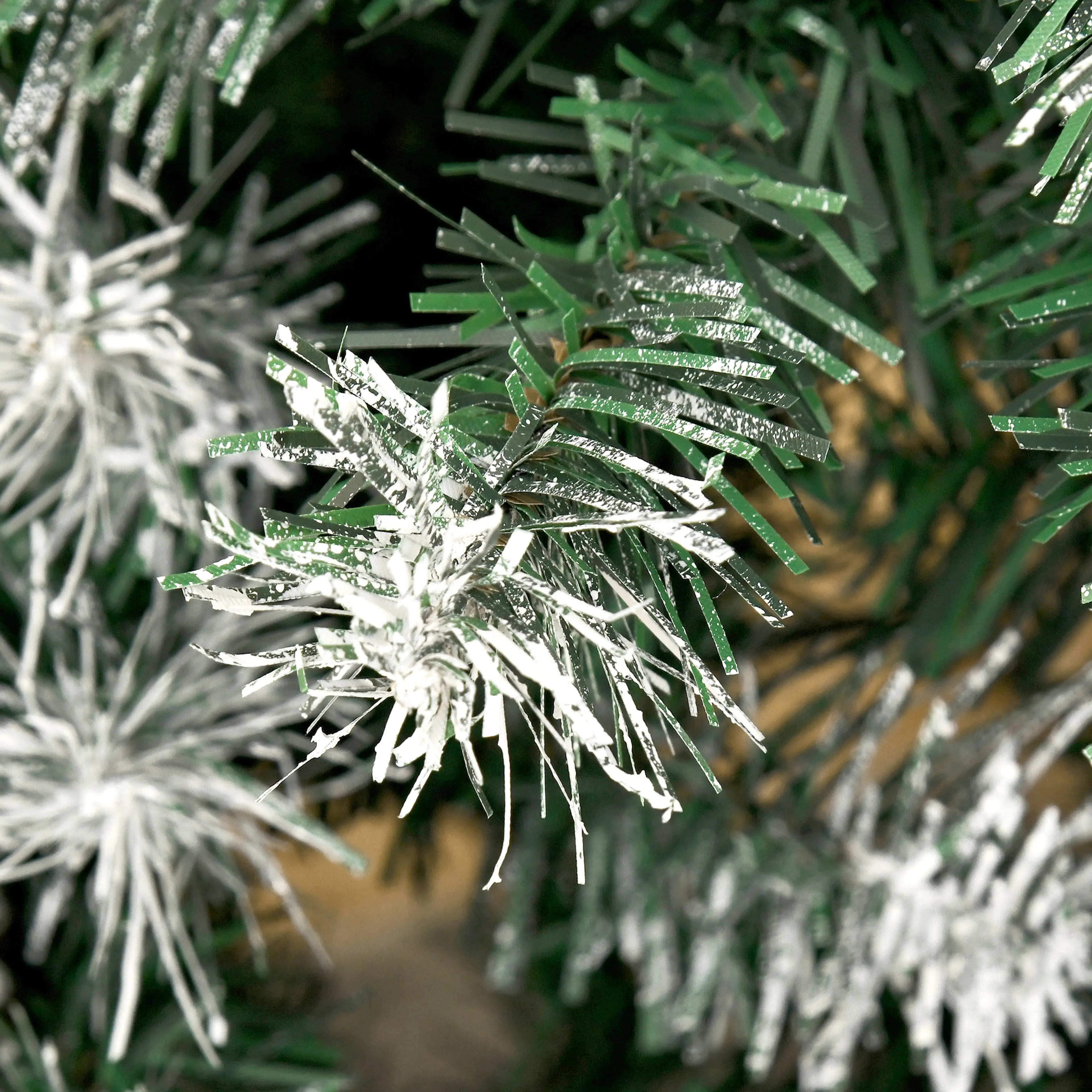Närbild på grenverkets snöeffekt