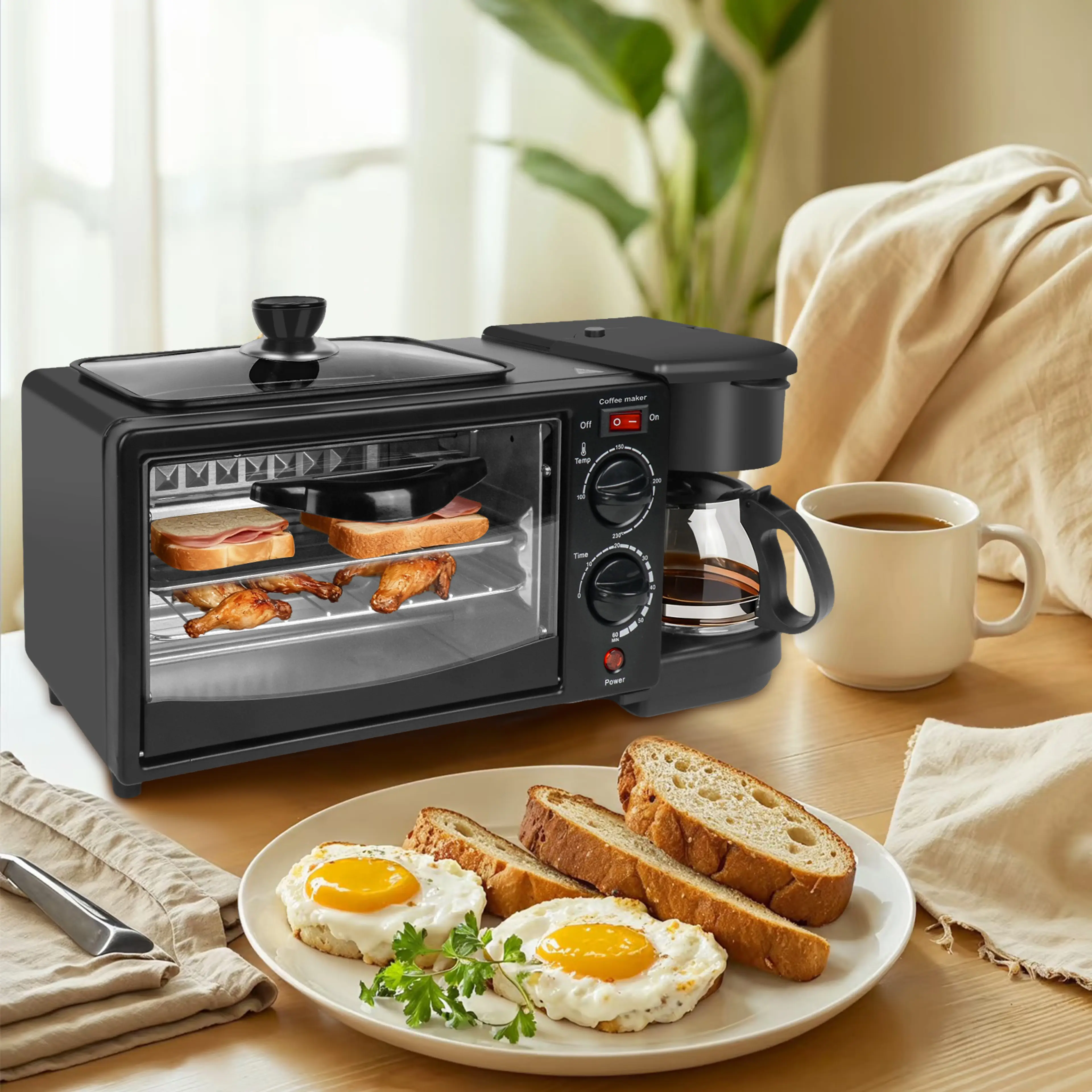 Frukostmaskinen på en träbänk med stekta ägg, rostat bröd och en kopp kaffe