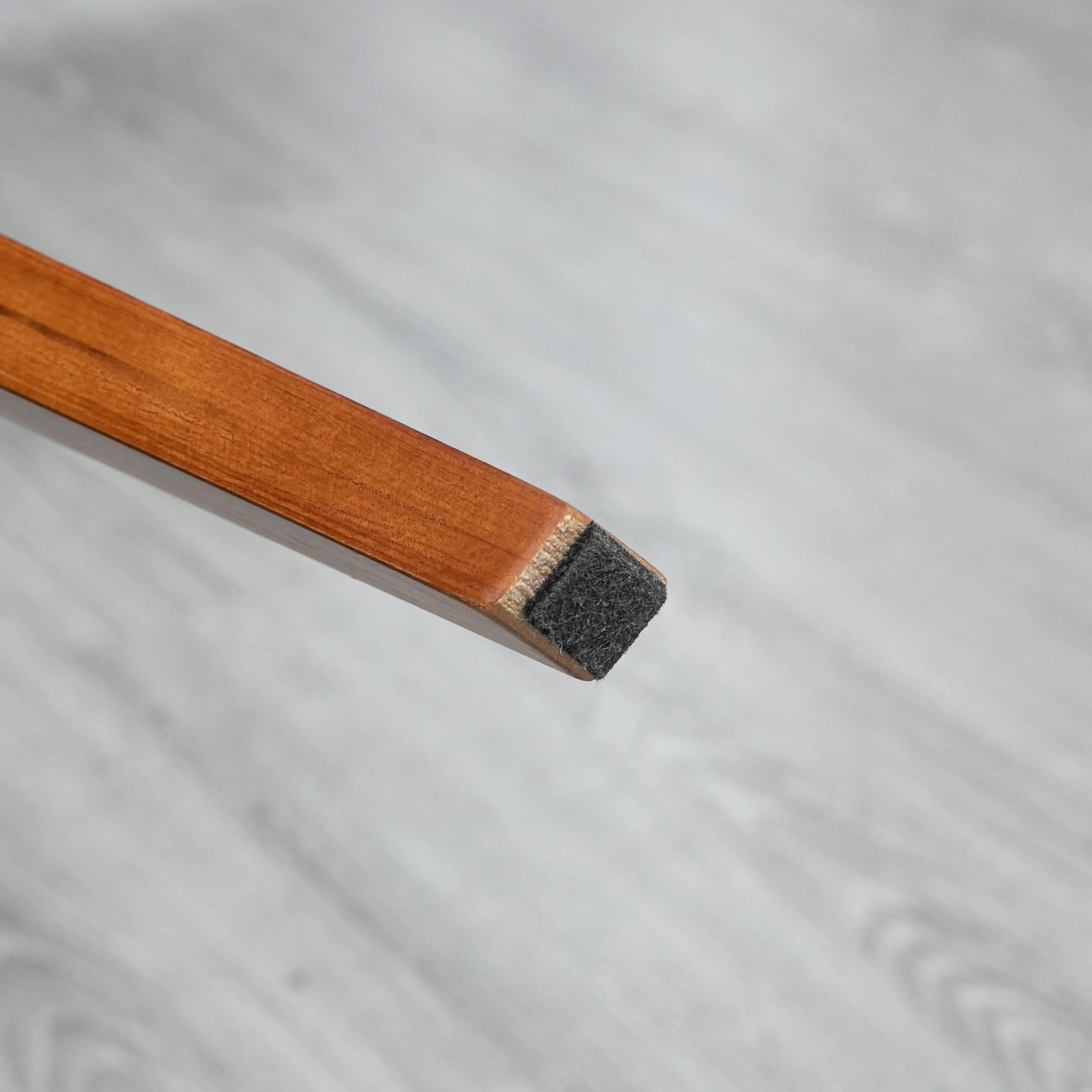 Närbild av matstolens träben med halkfri dyna under
