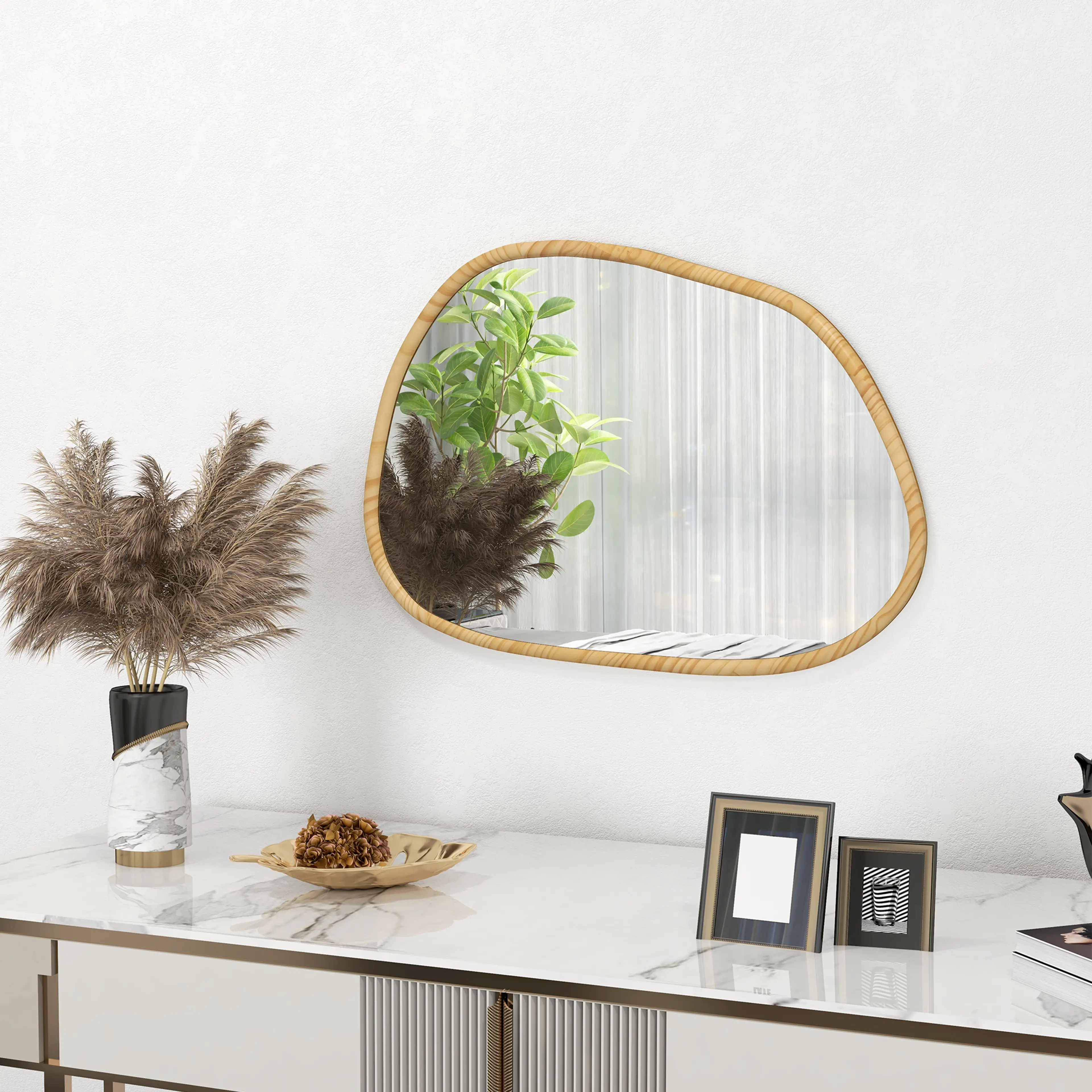 Spegeln över en sideboard med marmorskiva och fotoramar