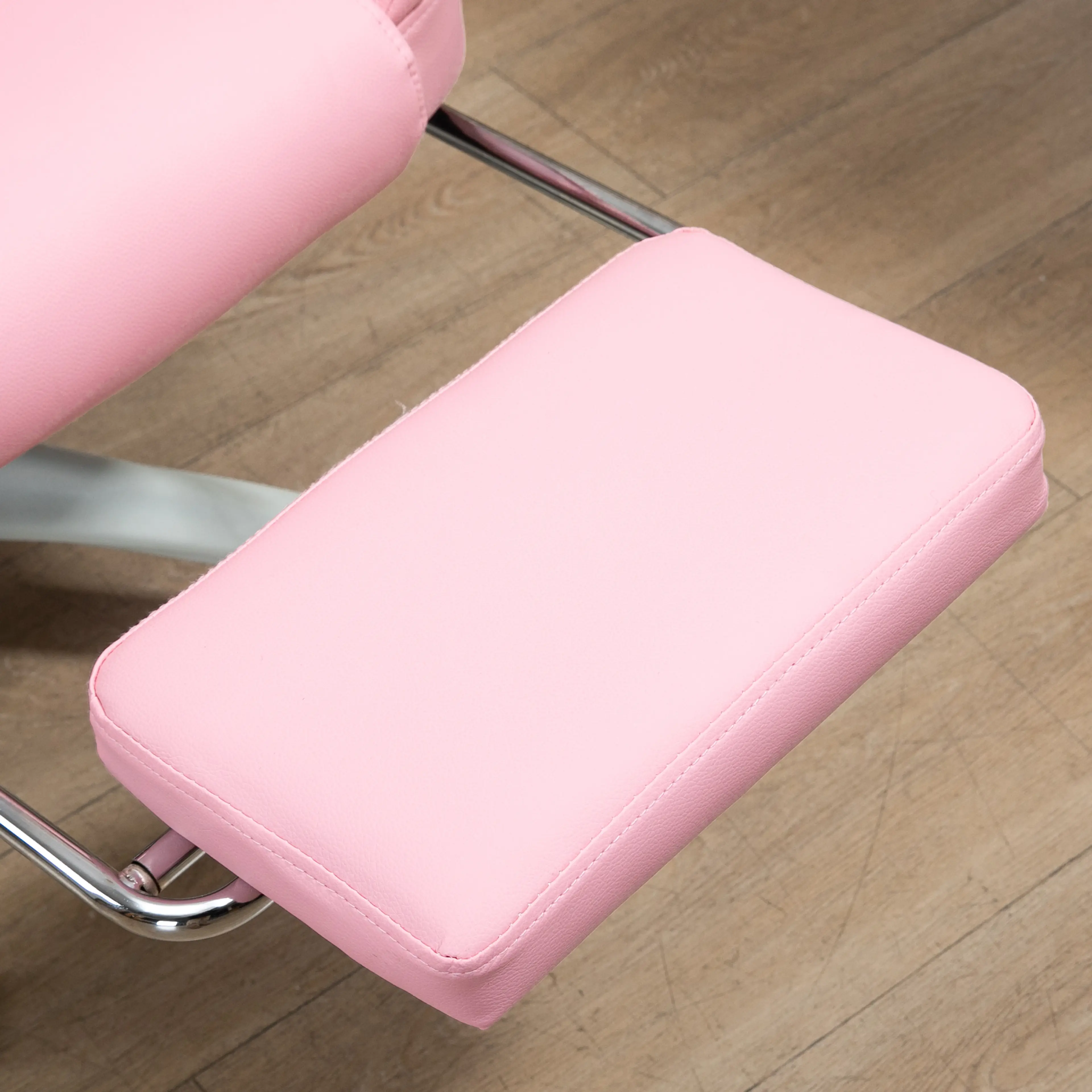 Närbild på det utdragna fotstödet i rosa konstläder