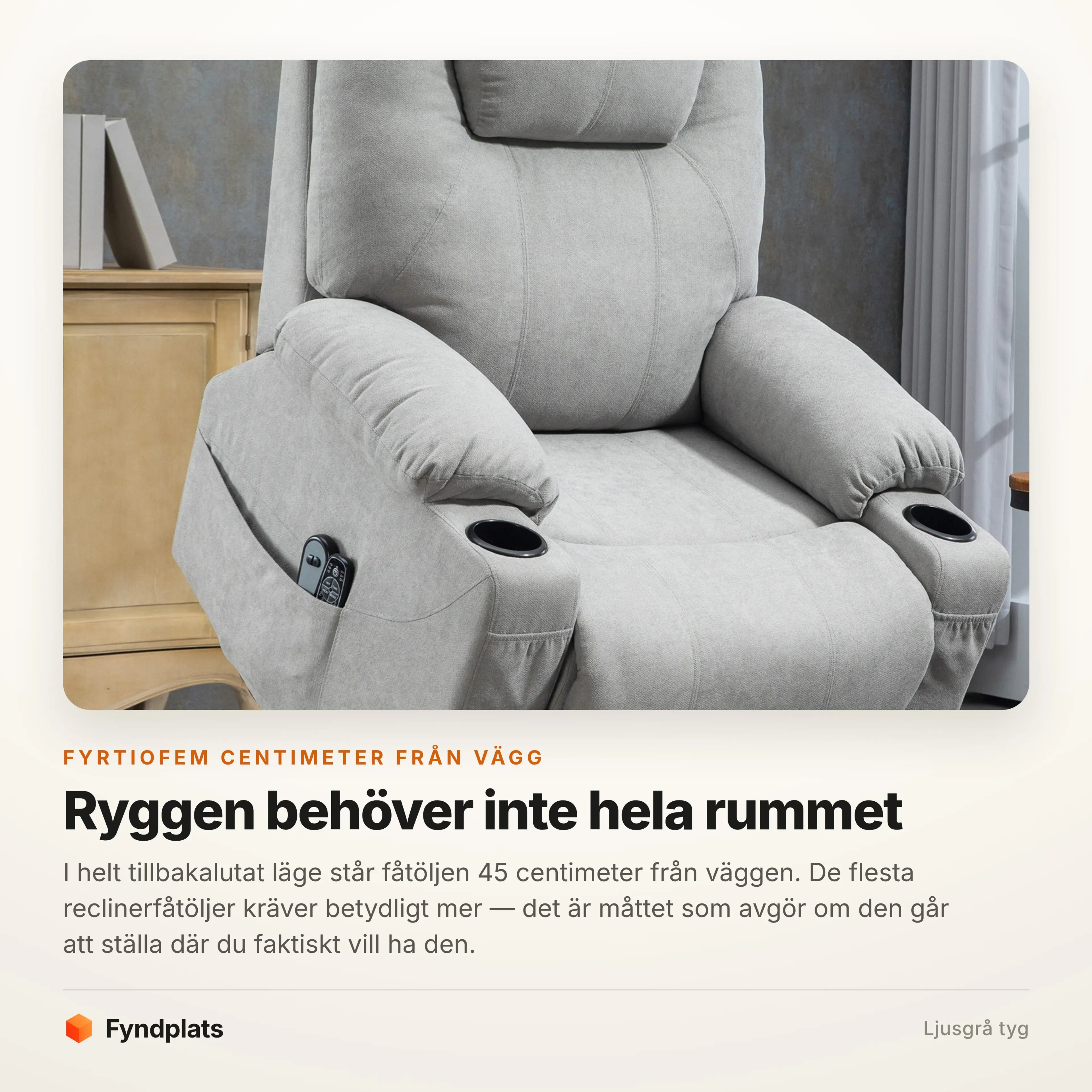 Fåtöljen sedd snett framifrån i ett vardagsrum